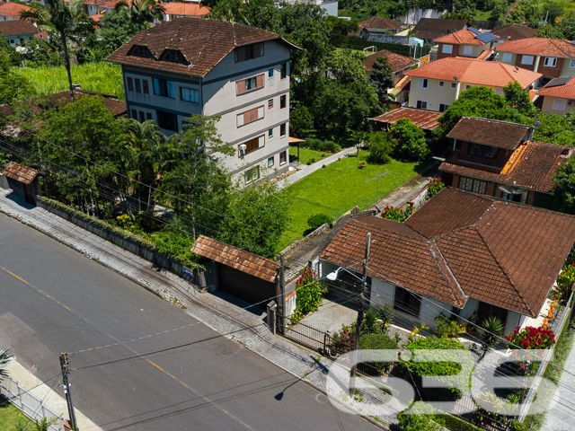 VENDE-SE TERRENO AMPLO E PRONTO PARA CONSTRUIR NO BOM RETIRO – SUA OPORTUNIDADE DE INVESTIMENTO!
Descubra este excelente terreno de 996,34m² no bairro Bom Retiro, uma oportunidade de investimento imperdível. Com um declive suave, amplo e já limpo com gramado, este terreno murado está pronto para construir e transformar seus sonhos em realidade.
Este terreno oferece um espaço generoso para desenvolver um projeto residencial ou comercial, adaptando-se perfeitamente às suas necessidades. Seja para construir a casa dos seus sonhos ou para um empreendimento lucrativo, as possibilidades são infinitas. A área plana e bem cuidada é ideal para um desenvolvimento sem complicações.
Localizado no bairro Bom Retiro, este terreno está em uma região de crescente valorização. O bairro é conhecido por sua tranquilidade e localização estratégica, oferecendo um ambiente sereno e ao mesmo tempo próximo a serviços essenciais e infraestrutura urbana.
A 636 Negócios Imobiliários, com mais de 30 anos de experiência, é a parceira ideal para realizar seu projeto de vida ou investimento. Nossa equipe está pronta para oferecer suporte e orientação em cada etapa. Entre em contato conosco pelo telefone: (47) 3451-0636 ou WhatsApp: (47) 99190-0636.
Este e outros milhares de imóveis no site: i636.com.br