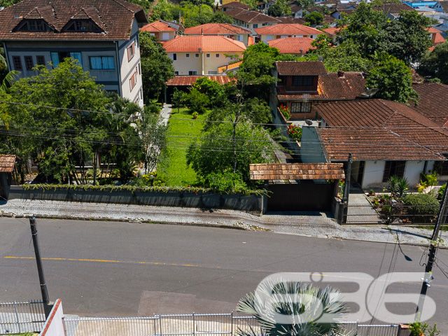 VENDE-SE TERRENO AMPLO E PRONTO PARA CONSTRUIR NO BOM RETIRO – SUA OPORTUNIDADE DE INVESTIMENTO!
Descubra este excelente terreno de 996,34m² no bairro Bom Retiro, uma oportunidade de investimento imperdível. Com um declive suave, amplo e já limpo com gramado, este terreno murado está pronto para construir e transformar seus sonhos em realidade.
Este terreno oferece um espaço generoso para desenvolver um projeto residencial ou comercial, adaptando-se perfeitamente às suas necessidades. Seja para construir a casa dos seus sonhos ou para um empreendimento lucrativo, as possibilidades são infinitas. A área plana e bem cuidada é ideal para um desenvolvimento sem complicações.
Localizado no bairro Bom Retiro, este terreno está em uma região de crescente valorização. O bairro é conhecido por sua tranquilidade e localização estratégica, oferecendo um ambiente sereno e ao mesmo tempo próximo a serviços essenciais e infraestrutura urbana.
A 636 Negócios Imobiliários, com mais de 30 anos de experiência, é a parceira ideal para realizar seu projeto de vida ou investimento. Nossa equipe está pronta para oferecer suporte e orientação em cada etapa. Entre em contato conosco pelo telefone: (47) 3451-0636 ou WhatsApp: (47) 99190-0636.
Este e outros milhares de imóveis no site: i636.com.br