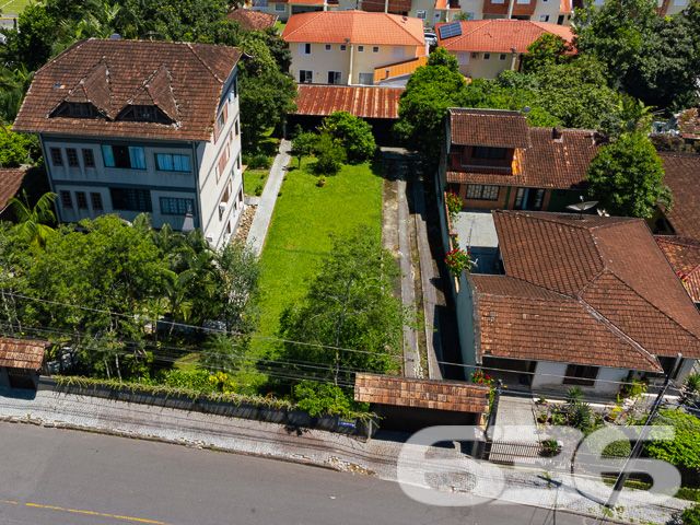 VENDE-SE TERRENO AMPLO E PRONTO PARA CONSTRUIR NO BOM RETIRO – SUA OPORTUNIDADE DE INVESTIMENTO!
Descubra este excelente terreno de 996,34m² no bairro Bom Retiro, uma oportunidade de investimento imperdível. Com um declive suave, amplo e já limpo com gramado, este terreno murado está pronto para construir e transformar seus sonhos em realidade.
Este terreno oferece um espaço generoso para desenvolver um projeto residencial ou comercial, adaptando-se perfeitamente às suas necessidades. Seja para construir a casa dos seus sonhos ou para um empreendimento lucrativo, as possibilidades são infinitas. A área plana e bem cuidada é ideal para um desenvolvimento sem complicações.
Localizado no bairro Bom Retiro, este terreno está em uma região de crescente valorização. O bairro é conhecido por sua tranquilidade e localização estratégica, oferecendo um ambiente sereno e ao mesmo tempo próximo a serviços essenciais e infraestrutura urbana.
A 636 Negócios Imobiliários, com mais de 30 anos de experiência, é a parceira ideal para realizar seu projeto de vida ou investimento. Nossa equipe está pronta para oferecer suporte e orientação em cada etapa. Entre em contato conosco pelo telefone: (47) 3451-0636 ou WhatsApp: (47) 99190-0636.
Este e outros milhares de imóveis no site: i636.com.br