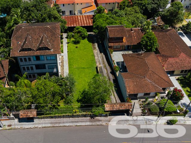 VENDE-SE TERRENO AMPLO E PRONTO PARA CONSTRUIR NO BOM RETIRO – SUA OPORTUNIDADE DE INVESTIMENTO!
Descubra este excelente terreno de 996,34m² no bairro Bom Retiro, uma oportunidade de investimento imperdível. Com um declive suave, amplo e já limpo com gramado, este terreno murado está pronto para construir e transformar seus sonhos em realidade.
Este terreno oferece um espaço generoso para desenvolver um projeto residencial ou comercial, adaptando-se perfeitamente às suas necessidades. Seja para construir a casa dos seus sonhos ou para um empreendimento lucrativo, as possibilidades são infinitas. A área plana e bem cuidada é ideal para um desenvolvimento sem complicações.
Localizado no bairro Bom Retiro, este terreno está em uma região de crescente valorização. O bairro é conhecido por sua tranquilidade e localização estratégica, oferecendo um ambiente sereno e ao mesmo tempo próximo a serviços essenciais e infraestrutura urbana.
A 636 Negócios Imobiliários, com mais de 30 anos de experiência, é a parceira ideal para realizar seu projeto de vida ou investimento. Nossa equipe está pronta para oferecer suporte e orientação em cada etapa. Entre em contato conosco pelo telefone: (47) 3451-0636 ou WhatsApp: (47) 99190-0636.
Este e outros milhares de imóveis no site: i636.com.br