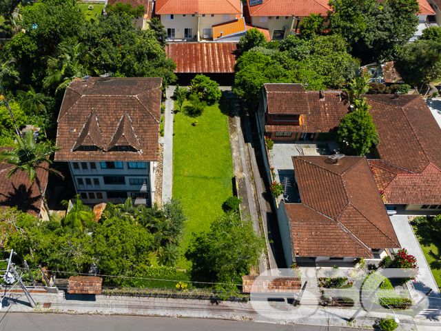 VENDE-SE TERRENO AMPLO E PRONTO PARA CONSTRUIR NO BOM RETIRO – SUA OPORTUNIDADE DE INVESTIMENTO!
Descubra este excelente terreno de 996,34m² no bairro Bom Retiro, uma oportunidade de investimento imperdível. Com um declive suave, amplo e já limpo com gramado, este terreno murado está pronto para construir e transformar seus sonhos em realidade.
Este terreno oferece um espaço generoso para desenvolver um projeto residencial ou comercial, adaptando-se perfeitamente às suas necessidades. Seja para construir a casa dos seus sonhos ou para um empreendimento lucrativo, as possibilidades são infinitas. A área plana e bem cuidada é ideal para um desenvolvimento sem complicações.
Localizado no bairro Bom Retiro, este terreno está em uma região de crescente valorização. O bairro é conhecido por sua tranquilidade e localização estratégica, oferecendo um ambiente sereno e ao mesmo tempo próximo a serviços essenciais e infraestrutura urbana.
A 636 Negócios Imobiliários, com mais de 30 anos de experiência, é a parceira ideal para realizar seu projeto de vida ou investimento. Nossa equipe está pronta para oferecer suporte e orientação em cada etapa. Entre em contato conosco pelo telefone: (47) 3451-0636 ou WhatsApp: (47) 99190-0636.
Este e outros milhares de imóveis no site: i636.com.br