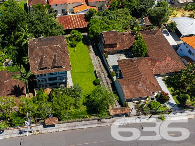 VENDE-SE TERRENO AMPLO E PRONTO PARA CONSTRUIR NO BOM RETIRO – SUA OPORTUNIDADE DE INVESTIMENTO!
Descubra este excelente terreno de 996,34m² no bairro Bom Retiro, uma oportunidade de investimento imperdível. Com um declive suave, amplo e já limpo com gramado, este terreno murado está pronto para construir e transformar seus sonhos em realidade.
Este terreno oferece um espaço generoso para desenvolver um projeto residencial ou comercial, adaptando-se perfeitamente às suas necessidades. Seja para construir a casa dos seus sonhos ou para um empreendimento lucrativo, as possibilidades são infinitas. A área plana e bem cuidada é ideal para um desenvolvimento sem complicações.
Localizado no bairro Bom Retiro, este terreno está em uma região de crescente valorização. O bairro é conhecido por sua tranquilidade e localização estratégica, oferecendo um ambiente sereno e ao mesmo tempo próximo a serviços essenciais e infraestrutura urbana.
A 636 Negócios Imobiliários, com mais de 30 anos de experiência, é a parceira ideal para realizar seu projeto de vida ou investimento. Nossa equipe está pronta para oferecer suporte e orientação em cada etapa. Entre em contato conosco pelo telefone: (47) 3451-0636 ou WhatsApp: (47) 99190-0636.
Este e outros milhares de imóveis no site: i636.com.br