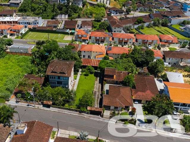 VENDE-SE TERRENO AMPLO E PRONTO PARA CONSTRUIR NO BOM RETIRO – SUA OPORTUNIDADE DE INVESTIMENTO!
Descubra este excelente terreno de 996,34m² no bairro Bom Retiro, uma oportunidade de investimento imperdível. Com um declive suave, amplo e já limpo com gramado, este terreno murado está pronto para construir e transformar seus sonhos em realidade.
Este terreno oferece um espaço generoso para desenvolver um projeto residencial ou comercial, adaptando-se perfeitamente às suas necessidades. Seja para construir a casa dos seus sonhos ou para um empreendimento lucrativo, as possibilidades são infinitas. A área plana e bem cuidada é ideal para um desenvolvimento sem complicações.
Localizado no bairro Bom Retiro, este terreno está em uma região de crescente valorização. O bairro é conhecido por sua tranquilidade e localização estratégica, oferecendo um ambiente sereno e ao mesmo tempo próximo a serviços essenciais e infraestrutura urbana.
A 636 Negócios Imobiliários, com mais de 30 anos de experiência, é a parceira ideal para realizar seu projeto de vida ou investimento. Nossa equipe está pronta para oferecer suporte e orientação em cada etapa. Entre em contato conosco pelo telefone: (47) 3451-0636 ou WhatsApp: (47) 99190-0636.
Este e outros milhares de imóveis no site: i636.com.br