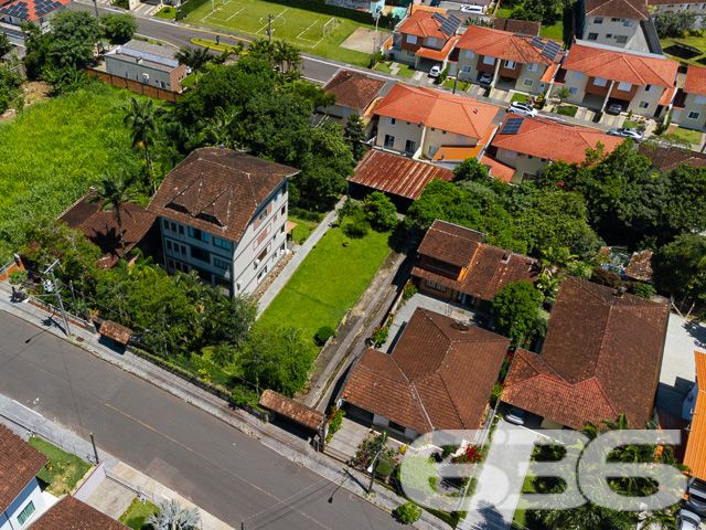 VENDE-SE TERRENO AMPLO E PRONTO PARA CONSTRUIR NO BOM RETIRO – SUA OPORTUNIDADE DE INVESTIMENTO!
Descubra este excelente terreno de 996,34m² no bairro Bom Retiro, uma oportunidade de investimento imperdível. Com um declive suave, amplo e já limpo com gramado, este terreno murado está pronto para construir e transformar seus sonhos em realidade.
Este terreno oferece um espaço generoso para desenvolver um projeto residencial ou comercial, adaptando-se perfeitamente às suas necessidades. Seja para construir a casa dos seus sonhos ou para um empreendimento lucrativo, as possibilidades são infinitas. A área plana e bem cuidada é ideal para um desenvolvimento sem complicações.
Localizado no bairro Bom Retiro, este terreno está em uma região de crescente valorização. O bairro é conhecido por sua tranquilidade e localização estratégica, oferecendo um ambiente sereno e ao mesmo tempo próximo a serviços essenciais e infraestrutura urbana.
A 636 Negócios Imobiliários, com mais de 30 anos de experiência, é a parceira ideal para realizar seu projeto de vida ou investimento. Nossa equipe está pronta para oferecer suporte e orientação em cada etapa. Entre em contato conosco pelo telefone: (47) 3451-0636 ou WhatsApp: (47) 99190-0636.
Este e outros milhares de imóveis no site: i636.com.br