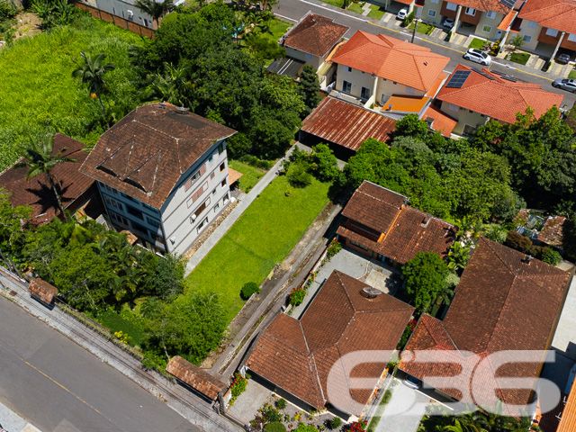 VENDE-SE TERRENO AMPLO E PRONTO PARA CONSTRUIR NO BOM RETIRO – SUA OPORTUNIDADE DE INVESTIMENTO!
Descubra este excelente terreno de 996,34m² no bairro Bom Retiro, uma oportunidade de investimento imperdível. Com um declive suave, amplo e já limpo com gramado, este terreno murado está pronto para construir e transformar seus sonhos em realidade.
Este terreno oferece um espaço generoso para desenvolver um projeto residencial ou comercial, adaptando-se perfeitamente às suas necessidades. Seja para construir a casa dos seus sonhos ou para um empreendimento lucrativo, as possibilidades são infinitas. A área plana e bem cuidada é ideal para um desenvolvimento sem complicações.
Localizado no bairro Bom Retiro, este terreno está em uma região de crescente valorização. O bairro é conhecido por sua tranquilidade e localização estratégica, oferecendo um ambiente sereno e ao mesmo tempo próximo a serviços essenciais e infraestrutura urbana.
A 636 Negócios Imobiliários, com mais de 30 anos de experiência, é a parceira ideal para realizar seu projeto de vida ou investimento. Nossa equipe está pronta para oferecer suporte e orientação em cada etapa. Entre em contato conosco pelo telefone: (47) 3451-0636 ou WhatsApp: (47) 99190-0636.
Este e outros milhares de imóveis no site: i636.com.br