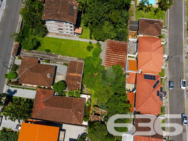 VENDE-SE TERRENO AMPLO E PRONTO PARA CONSTRUIR NO BOM RETIRO – SUA OPORTUNIDADE DE INVESTIMENTO!
Descubra este excelente terreno de 996,34m² no bairro Bom Retiro, uma oportunidade de investimento imperdível. Com um declive suave, amplo e já limpo com gramado, este terreno murado está pronto para construir e transformar seus sonhos em realidade.
Este terreno oferece um espaço generoso para desenvolver um projeto residencial ou comercial, adaptando-se perfeitamente às suas necessidades. Seja para construir a casa dos seus sonhos ou para um empreendimento lucrativo, as possibilidades são infinitas. A área plana e bem cuidada é ideal para um desenvolvimento sem complicações.
Localizado no bairro Bom Retiro, este terreno está em uma região de crescente valorização. O bairro é conhecido por sua tranquilidade e localização estratégica, oferecendo um ambiente sereno e ao mesmo tempo próximo a serviços essenciais e infraestrutura urbana.
A 636 Negócios Imobiliários, com mais de 30 anos de experiência, é a parceira ideal para realizar seu projeto de vida ou investimento. Nossa equipe está pronta para oferecer suporte e orientação em cada etapa. Entre em contato conosco pelo telefone: (47) 3451-0636 ou WhatsApp: (47) 99190-0636.
Este e outros milhares de imóveis no site: i636.com.br