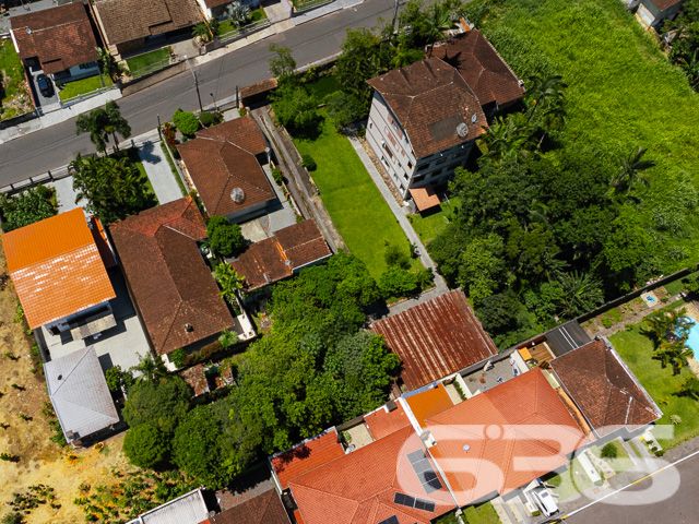 VENDE-SE TERRENO AMPLO E PRONTO PARA CONSTRUIR NO BOM RETIRO – SUA OPORTUNIDADE DE INVESTIMENTO!
Descubra este excelente terreno de 996,34m² no bairro Bom Retiro, uma oportunidade de investimento imperdível. Com um declive suave, amplo e já limpo com gramado, este terreno murado está pronto para construir e transformar seus sonhos em realidade.
Este terreno oferece um espaço generoso para desenvolver um projeto residencial ou comercial, adaptando-se perfeitamente às suas necessidades. Seja para construir a casa dos seus sonhos ou para um empreendimento lucrativo, as possibilidades são infinitas. A área plana e bem cuidada é ideal para um desenvolvimento sem complicações.
Localizado no bairro Bom Retiro, este terreno está em uma região de crescente valorização. O bairro é conhecido por sua tranquilidade e localização estratégica, oferecendo um ambiente sereno e ao mesmo tempo próximo a serviços essenciais e infraestrutura urbana.
A 636 Negócios Imobiliários, com mais de 30 anos de experiência, é a parceira ideal para realizar seu projeto de vida ou investimento. Nossa equipe está pronta para oferecer suporte e orientação em cada etapa. Entre em contato conosco pelo telefone: (47) 3451-0636 ou WhatsApp: (47) 99190-0636.
Este e outros milhares de imóveis no site: i636.com.br