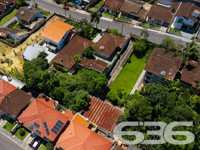VENDE-SE TERRENO AMPLO E PRONTO PARA CONSTRUIR NO BOM RETIRO – SUA OPORTUNIDADE DE INVESTIMENTO!
Descubra este excelente terreno de 996,34m² no bairro Bom Retiro, uma oportunidade de investimento imperdível. Com um declive suave, amplo e já limpo com gramado, este terreno murado está pronto para construir e transformar seus sonhos em realidade.
Este terreno oferece um espaço generoso para desenvolver um projeto residencial ou comercial, adaptando-se perfeitamente às suas necessidades. Seja para construir a casa dos seus sonhos ou para um empreendimento lucrativo, as possibilidades são infinitas. A área plana e bem cuidada é ideal para um desenvolvimento sem complicações.
Localizado no bairro Bom Retiro, este terreno está em uma região de crescente valorização. O bairro é conhecido por sua tranquilidade e localização estratégica, oferecendo um ambiente sereno e ao mesmo tempo próximo a serviços essenciais e infraestrutura urbana.
A 636 Negócios Imobiliários, com mais de 30 anos de experiência, é a parceira ideal para realizar seu projeto de vida ou investimento. Nossa equipe está pronta para oferecer suporte e orientação em cada etapa. Entre em contato conosco pelo telefone: (47) 3451-0636 ou WhatsApp: (47) 99190-0636.
Este e outros milhares de imóveis no site: i636.com.br
