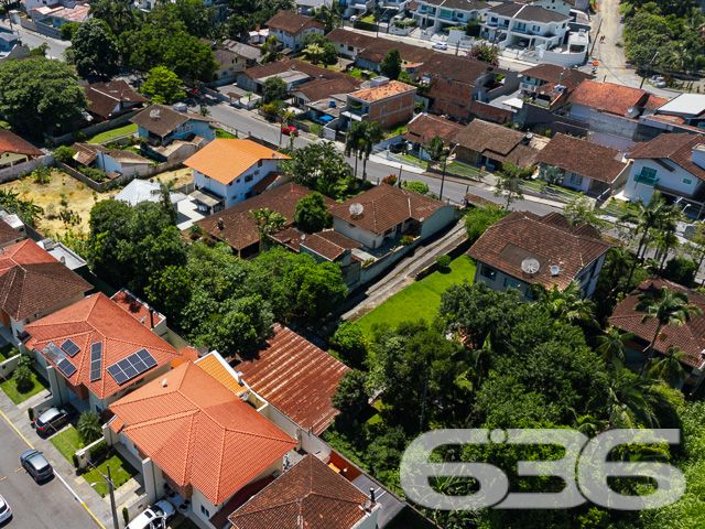 VENDE-SE TERRENO AMPLO E PRONTO PARA CONSTRUIR NO BOM RETIRO – SUA OPORTUNIDADE DE INVESTIMENTO!
Descubra este excelente terreno de 996,34m² no bairro Bom Retiro, uma oportunidade de investimento imperdível. Com um declive suave, amplo e já limpo com gramado, este terreno murado está pronto para construir e transformar seus sonhos em realidade.
Este terreno oferece um espaço generoso para desenvolver um projeto residencial ou comercial, adaptando-se perfeitamente às suas necessidades. Seja para construir a casa dos seus sonhos ou para um empreendimento lucrativo, as possibilidades são infinitas. A área plana e bem cuidada é ideal para um desenvolvimento sem complicações.
Localizado no bairro Bom Retiro, este terreno está em uma região de crescente valorização. O bairro é conhecido por sua tranquilidade e localização estratégica, oferecendo um ambiente sereno e ao mesmo tempo próximo a serviços essenciais e infraestrutura urbana.
A 636 Negócios Imobiliários, com mais de 30 anos de experiência, é a parceira ideal para realizar seu projeto de vida ou investimento. Nossa equipe está pronta para oferecer suporte e orientação em cada etapa. Entre em contato conosco pelo telefone: (47) 3451-0636 ou WhatsApp: (47) 99190-0636.
Este e outros milhares de imóveis no site: i636.com.br