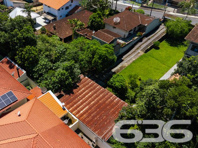 VENDE-SE TERRENO AMPLO E PRONTO PARA CONSTRUIR NO BOM RETIRO – SUA OPORTUNIDADE DE INVESTIMENTO!
Descubra este excelente terreno de 996,34m² no bairro Bom Retiro, uma oportunidade de investimento imperdível. Com um declive suave, amplo e já limpo com gramado, este terreno murado está pronto para construir e transformar seus sonhos em realidade.
Este terreno oferece um espaço generoso para desenvolver um projeto residencial ou comercial, adaptando-se perfeitamente às suas necessidades. Seja para construir a casa dos seus sonhos ou para um empreendimento lucrativo, as possibilidades são infinitas. A área plana e bem cuidada é ideal para um desenvolvimento sem complicações.
Localizado no bairro Bom Retiro, este terreno está em uma região de crescente valorização. O bairro é conhecido por sua tranquilidade e localização estratégica, oferecendo um ambiente sereno e ao mesmo tempo próximo a serviços essenciais e infraestrutura urbana.
A 636 Negócios Imobiliários, com mais de 30 anos de experiência, é a parceira ideal para realizar seu projeto de vida ou investimento. Nossa equipe está pronta para oferecer suporte e orientação em cada etapa. Entre em contato conosco pelo telefone: (47) 3451-0636 ou WhatsApp: (47) 99190-0636.
Este e outros milhares de imóveis no site: i636.com.br