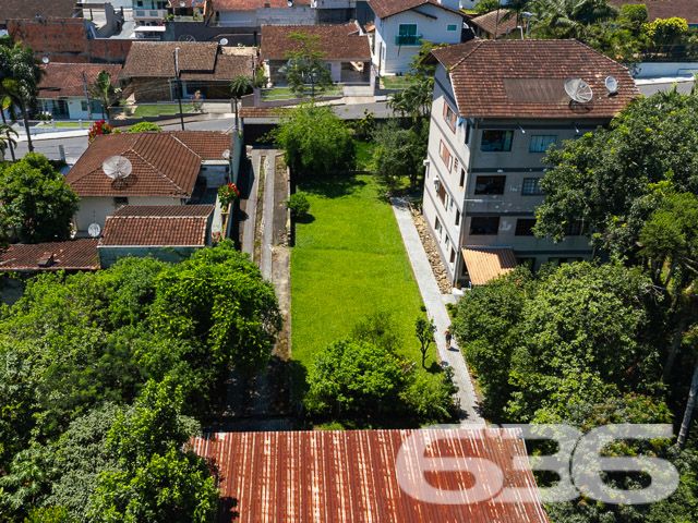 VENDE-SE TERRENO AMPLO E PRONTO PARA CONSTRUIR NO BOM RETIRO – SUA OPORTUNIDADE DE INVESTIMENTO!
Descubra este excelente terreno de 996,34m² no bairro Bom Retiro, uma oportunidade de investimento imperdível. Com um declive suave, amplo e já limpo com gramado, este terreno murado está pronto para construir e transformar seus sonhos em realidade.
Este terreno oferece um espaço generoso para desenvolver um projeto residencial ou comercial, adaptando-se perfeitamente às suas necessidades. Seja para construir a casa dos seus sonhos ou para um empreendimento lucrativo, as possibilidades são infinitas. A área plana e bem cuidada é ideal para um desenvolvimento sem complicações.
Localizado no bairro Bom Retiro, este terreno está em uma região de crescente valorização. O bairro é conhecido por sua tranquilidade e localização estratégica, oferecendo um ambiente sereno e ao mesmo tempo próximo a serviços essenciais e infraestrutura urbana.
A 636 Negócios Imobiliários, com mais de 30 anos de experiência, é a parceira ideal para realizar seu projeto de vida ou investimento. Nossa equipe está pronta para oferecer suporte e orientação em cada etapa. Entre em contato conosco pelo telefone: (47) 3451-0636 ou WhatsApp: (47) 99190-0636.
Este e outros milhares de imóveis no site: i636.com.br