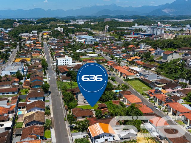 VENDE-SE TERRENO AMPLO E PRONTO PARA CONSTRUIR NO BOM RETIRO – SUA OPORTUNIDADE DE INVESTIMENTO!
Descubra este excelente terreno de 996,34m² no bairro Bom Retiro, uma oportunidade de investimento imperdível. Com um declive suave, amplo e já limpo com gramado, este terreno murado está pronto para construir e transformar seus sonhos em realidade.
Este terreno oferece um espaço generoso para desenvolver um projeto residencial ou comercial, adaptando-se perfeitamente às suas necessidades. Seja para construir a casa dos seus sonhos ou para um empreendimento lucrativo, as possibilidades são infinitas. A área plana e bem cuidada é ideal para um desenvolvimento sem complicações.
Localizado no bairro Bom Retiro, este terreno está em uma região de crescente valorização. O bairro é conhecido por sua tranquilidade e localização estratégica, oferecendo um ambiente sereno e ao mesmo tempo próximo a serviços essenciais e infraestrutura urbana.
A 636 Negócios Imobiliários, com mais de 30 anos de experiência, é a parceira ideal para realizar seu projeto de vida ou investimento. Nossa equipe está pronta para oferecer suporte e orientação em cada etapa. Entre em contato conosco pelo telefone: (47) 3451-0636 ou WhatsApp: (47) 99190-0636.
Este e outros milhares de imóveis no site: i636.com.br