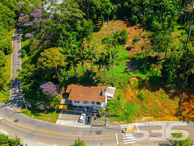 TERRENO DE 3.000m² NO BAIRRO COSTA E SILVA EM JOINVILLE - ESTUDA PERMUTA
São 3.118m² de área total, sendo 79 metros de abertura, de um excelente terreno situado em rua pavimentada no bairro Costa e Silva, próximo ao Fort Atacadista, panificadoras, escolas, academias, faculdades, lojas comerciais e serviços em geral.
Conta com um sobrado de 331m² de área construída, totalmente averbado, tendo em sua composição 3 dormitórios (sendo uma suíte), sala de estar, cozinha, banheiro social e garagem coberta para 2 veículos.
Fale conosco e saiba mais:
Telefone: (47) 3451-0636
WhatsApp: (47) 99190-0636
Imobiliária 636