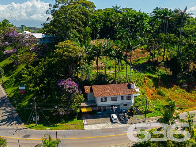 TERRENO DE 3.000m² NO BAIRRO COSTA E SILVA EM JOINVILLE - ESTUDA PERMUTA
São 3.118m² de área total, sendo 79 metros de abertura, de um excelente terreno situado em rua pavimentada no bairro Costa e Silva, próximo ao Fort Atacadista, panificadoras, escolas, academias, faculdades, lojas comerciais e serviços em geral.
Conta com um sobrado de 331m² de área construída, totalmente averbado, tendo em sua composição 3 dormitórios (sendo uma suíte), sala de estar, cozinha, banheiro social e garagem coberta para 2 veículos.
Fale conosco e saiba mais:
Telefone: (47) 3451-0636
WhatsApp: (47) 99190-0636
Imobiliária 636