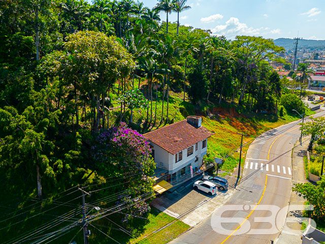 TERRENO DE 3.000m² NO BAIRRO COSTA E SILVA EM JOINVILLE - ESTUDA PERMUTA
São 3.118m² de área total, sendo 79 metros de abertura, de um excelente terreno situado em rua pavimentada no bairro Costa e Silva, próximo ao Fort Atacadista, panificadoras, escolas, academias, faculdades, lojas comerciais e serviços em geral.
Conta com um sobrado de 331m² de área construída, totalmente averbado, tendo em sua composição 3 dormitórios (sendo uma suíte), sala de estar, cozinha, banheiro social e garagem coberta para 2 veículos.
Fale conosco e saiba mais:
Telefone: (47) 3451-0636
WhatsApp: (47) 99190-0636
Imobiliária 636
