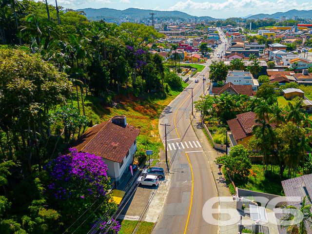 TERRENO DE 3.000m² NO BAIRRO COSTA E SILVA EM JOINVILLE - ESTUDA PERMUTA
São 3.118m² de área total, sendo 79 metros de abertura, de um excelente terreno situado em rua pavimentada no bairro Costa e Silva, próximo ao Fort Atacadista, panificadoras, escolas, academias, faculdades, lojas comerciais e serviços em geral.
Conta com um sobrado de 331m² de área construída, totalmente averbado, tendo em sua composição 3 dormitórios (sendo uma suíte), sala de estar, cozinha, banheiro social e garagem coberta para 2 veículos.
Fale conosco e saiba mais:
Telefone: (47) 3451-0636
WhatsApp: (47) 99190-0636
Imobiliária 636