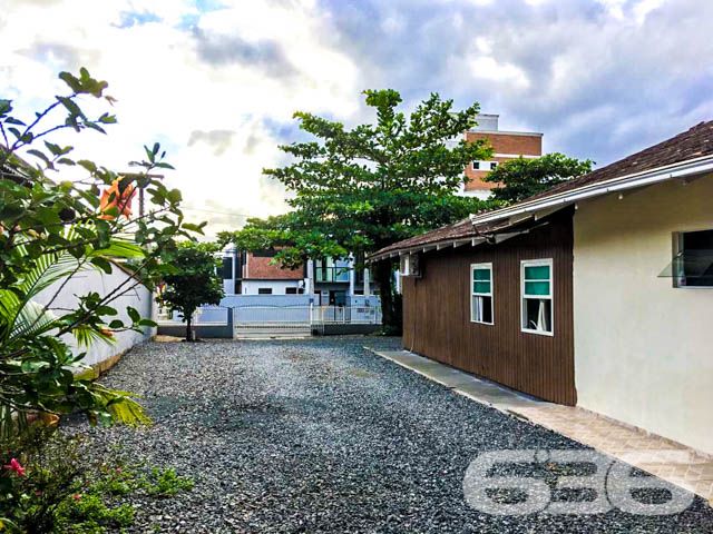 OPORTUNIDADE DE TERRENO À VENDA NO BAIRRO COSTA E SILVA, EM JOINVILLE.
Pretende colocar seu estabelecimento comercial numa posição privilegiada e que desfrute de bom fluxo de pessoas na maior cidade de Santa Catarina? Quer um lugar perfeito para construir a casa dos seus sonhos?
Morar bem é viver aqui, em uma das melhores e mais nobres regiões de Joinville. Por sua localidade boa, tranquila e com agradável vizinhança, o imóvel se beneficia da proximidade de lanchonetes, restaurantes, supermercados, panificadoras, escolas, transporte público, empresas e estabelecimentos comerciais.
São imponentes 976m² de terreno, com 25 metros de frente para rua pavimentada. O mesmo é plano e se encontra pronto para construir!
Ficou interessado? O que você está esperando!? Entre já em contato conosco e agende sua visita para conhecer pessoalmente este imóvel!
Consulte um de nossos corretores e saiba mais:
Telefone| 47 3451-0636
WhatsApp| 47 99190-0636
Imobiliária 636.