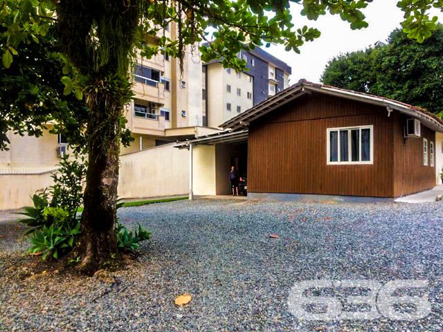 OPORTUNIDADE DE TERRENO À VENDA NO BAIRRO COSTA E SILVA, EM JOINVILLE.
Pretende colocar seu estabelecimento comercial numa posição privilegiada e que desfrute de bom fluxo de pessoas na maior cidade de Santa Catarina? Quer um lugar perfeito para construir a casa dos seus sonhos?
Morar bem é viver aqui, em uma das melhores e mais nobres regiões de Joinville. Por sua localidade boa, tranquila e com agradável vizinhança, o imóvel se beneficia da proximidade de lanchonetes, restaurantes, supermercados, panificadoras, escolas, transporte público, empresas e estabelecimentos comerciais.
São imponentes 976m² de terreno, com 25 metros de frente para rua pavimentada. O mesmo é plano e se encontra pronto para construir!
Ficou interessado? O que você está esperando!? Entre já em contato conosco e agende sua visita para conhecer pessoalmente este imóvel!
Consulte um de nossos corretores e saiba mais:
Telefone| 47 3451-0636
WhatsApp| 47 99190-0636
Imobiliária 636.