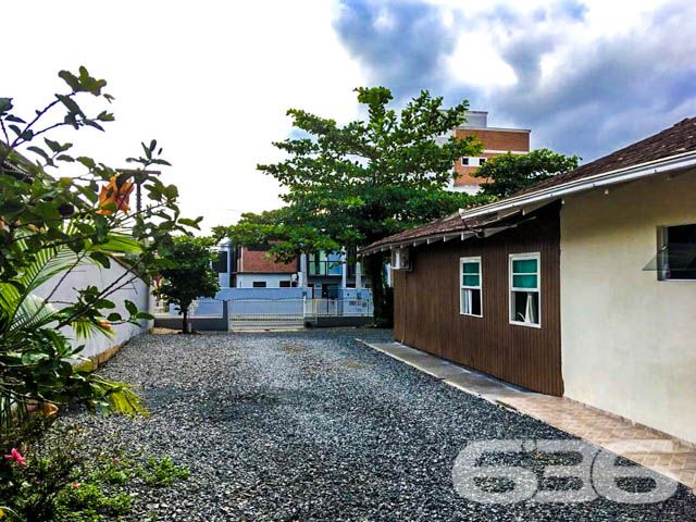 OPORTUNIDADE DE TERRENO À VENDA NO BAIRRO COSTA E SILVA, EM JOINVILLE.
Pretende colocar seu estabelecimento comercial numa posição privilegiada e que desfrute de bom fluxo de pessoas na maior cidade de Santa Catarina? Quer um lugar perfeito para construir a casa dos seus sonhos?
Morar bem é viver aqui, em uma das melhores e mais nobres regiões de Joinville. Por sua localidade boa, tranquila e com agradável vizinhança, o imóvel se beneficia da proximidade de lanchonetes, restaurantes, supermercados, panificadoras, escolas, transporte público, empresas e estabelecimentos comerciais.
São imponentes 976m² de terreno, com 25 metros de frente para rua pavimentada. O mesmo é plano e se encontra pronto para construir!
Ficou interessado? O que você está esperando!? Entre já em contato conosco e agende sua visita para conhecer pessoalmente este imóvel!
Consulte um de nossos corretores e saiba mais:
Telefone| 47 3451-0636
WhatsApp| 47 99190-0636
Imobiliária 636.