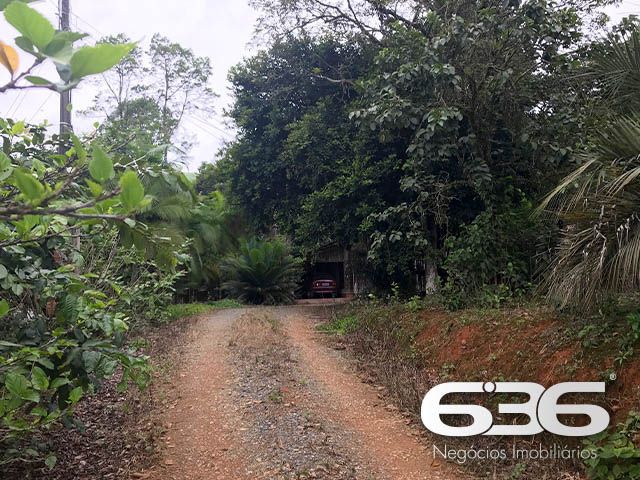 TERRENO ESPAÇOSO NO NOVA BRASÍLIA – 1.878M² DE OPORTUNIDADES - ESTUDA PERMUTA

Descubra o potencial deste amplo terreno de 1.878m², localizado no coração do bairro Nova Brasília, em Joinville. Uma oportunidade única para investidores e empreendedores que buscam uma localização estratégica para seus negócios!

Este lote plano, com uma frente generosa de 38 metros, oferece um espaço ideal para uma variedade de projetos comerciais ou industriais. A proximidade com transporte público, panificadoras, mercados, restaurantes e outros estabelecimentos comerciais, além do acesso facilitado à rodovia BR-101, torna este terreno um local perfeito para o crescimento do seu empreendimento.

Embora haja uma casa de 150m² com 2 quartos no terreno, o valor real está no potencial do lote. A localização privilegiada e a extensão do terreno oferecem uma tela em branco para suas ideias mais ambiciosas.

Para mais informações e para explorar as possibilidades deste terreno excepcional, entre em contato com a 636 Negócios Imobiliários pelo telefone (47) 3451-0636 ou WhatsApp (47) 99190-0636. Não perca esta oportunidade de investir em um dos bairros mais promissores de Joinville.

Este e outros milhares de imóveis no site: i636.com.br