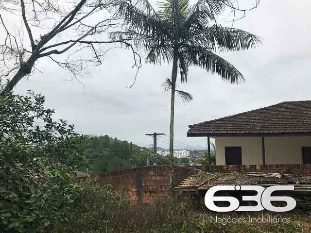 TERRENO ESPAÇOSO NO NOVA BRASÍLIA – 1.878M² DE OPORTUNIDADES - ESTUDA PERMUTA

Descubra o potencial deste amplo terreno de 1.878m², localizado no coração do bairro Nova Brasília, em Joinville. Uma oportunidade única para investidores e empreendedores que buscam uma localização estratégica para seus negócios!

Este lote plano, com uma frente generosa de 38 metros, oferece um espaço ideal para uma variedade de projetos comerciais ou industriais. A proximidade com transporte público, panificadoras, mercados, restaurantes e outros estabelecimentos comerciais, além do acesso facilitado à rodovia BR-101, torna este terreno um local perfeito para o crescimento do seu empreendimento.

Embora haja uma casa de 150m² com 2 quartos no terreno, o valor real está no potencial do lote. A localização privilegiada e a extensão do terreno oferecem uma tela em branco para suas ideias mais ambiciosas.

Para mais informações e para explorar as possibilidades deste terreno excepcional, entre em contato com a 636 Negócios Imobiliários pelo telefone (47) 3451-0636 ou WhatsApp (47) 99190-0636. Não perca esta oportunidade de investir em um dos bairros mais promissores de Joinville.

Este e outros milhares de imóveis no site: i636.com.br