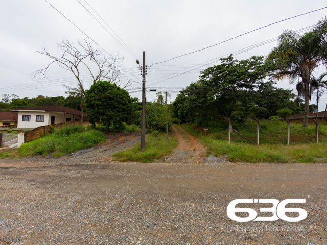 TERRENO ESPAÇOSO NO NOVA BRASÍLIA – 1.878M² DE OPORTUNIDADES - ESTUDA PERMUTA

Descubra o potencial deste amplo terreno de 1.878m², localizado no coração do bairro Nova Brasília, em Joinville. Uma oportunidade única para investidores e empreendedores que buscam uma localização estratégica para seus negócios!

Este lote plano, com uma frente generosa de 38 metros, oferece um espaço ideal para uma variedade de projetos comerciais ou industriais. A proximidade com transporte público, panificadoras, mercados, restaurantes e outros estabelecimentos comerciais, além do acesso facilitado à rodovia BR-101, torna este terreno um local perfeito para o crescimento do seu empreendimento.

Embora haja uma casa de 150m² com 2 quartos no terreno, o valor real está no potencial do lote. A localização privilegiada e a extensão do terreno oferecem uma tela em branco para suas ideias mais ambiciosas.

Para mais informações e para explorar as possibilidades deste terreno excepcional, entre em contato com a 636 Negócios Imobiliários pelo telefone (47) 3451-0636 ou WhatsApp (47) 99190-0636. Não perca esta oportunidade de investir em um dos bairros mais promissores de Joinville.

Este e outros milhares de imóveis no site: i636.com.br
