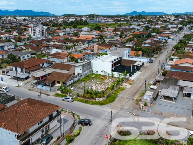 BAIRRO FÁTIMA – AMPLO TERRENO DE ESQUINA ESPERA POR VOCÊ - ESTUDA PERMUTA POR ÁREA CONSTRUIDA
Descubra a oportunidade perfeita para seu próximo empreendimento no bairro Fátima. Este terreno de esquina, com uma área total de 600m² (20 x 30 metros), oferece um espaço amplo e versátil, ideal para projetos comerciais ou residenciais.
Com sua localização estratégica e topografia plana, o terreno é uma tela em branco pronta para ser transformada em seu sonho.
Este terreno representa uma excelente oportunidade para investidores e construtores. Sua localização no bairro Fátima, uma área em constante desenvolvimento, garante acesso fácil a serviços essenciais e infraestrutura urbana.
Além disso, a natureza de esquina do terreno proporciona maior visibilidade e acessibilidade, tornando-o ideal para uma variedade de projetos.
Na 636 Negócios Imobiliários, com mais de 30 anos de experiência no mercado imobiliário, estamos prontos para ajudá-lo a aproveitar esta oportunidade única. Entre em contato conosco pelo telefone: (47) 3451-0636 ou WhatsApp: (47) 99190-0636 para mais informações.
Este e outros milhares de imóveis no site: i636.com.br