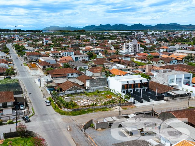 BAIRRO FÁTIMA – AMPLO TERRENO DE ESQUINA ESPERA POR VOCÊ - ESTUDA PERMUTA POR ÁREA CONSTRUIDA
Descubra a oportunidade perfeita para seu próximo empreendimento no bairro Fátima. Este terreno de esquina, com uma área total de 600m² (20 x 30 metros), oferece um espaço amplo e versátil, ideal para projetos comerciais ou residenciais.
Com sua localização estratégica e topografia plana, o terreno é uma tela em branco pronta para ser transformada em seu sonho.
Este terreno representa uma excelente oportunidade para investidores e construtores. Sua localização no bairro Fátima, uma área em constante desenvolvimento, garante acesso fácil a serviços essenciais e infraestrutura urbana.
Além disso, a natureza de esquina do terreno proporciona maior visibilidade e acessibilidade, tornando-o ideal para uma variedade de projetos.
Na 636 Negócios Imobiliários, com mais de 30 anos de experiência no mercado imobiliário, estamos prontos para ajudá-lo a aproveitar esta oportunidade única. Entre em contato conosco pelo telefone: (47) 3451-0636 ou WhatsApp: (47) 99190-0636 para mais informações.
Este e outros milhares de imóveis no site: i636.com.br