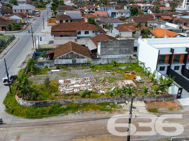 BAIRRO FÁTIMA – AMPLO TERRENO DE ESQUINA ESPERA POR VOCÊ - ESTUDA PERMUTA POR ÁREA CONSTRUIDA
Descubra a oportunidade perfeita para seu próximo empreendimento no bairro Fátima. Este terreno de esquina, com uma área total de 600m² (20 x 30 metros), oferece um espaço amplo e versátil, ideal para projetos comerciais ou residenciais.
Com sua localização estratégica e topografia plana, o terreno é uma tela em branco pronta para ser transformada em seu sonho.
Este terreno representa uma excelente oportunidade para investidores e construtores. Sua localização no bairro Fátima, uma área em constante desenvolvimento, garante acesso fácil a serviços essenciais e infraestrutura urbana.
Além disso, a natureza de esquina do terreno proporciona maior visibilidade e acessibilidade, tornando-o ideal para uma variedade de projetos.
Na 636 Negócios Imobiliários, com mais de 30 anos de experiência no mercado imobiliário, estamos prontos para ajudá-lo a aproveitar esta oportunidade única. Entre em contato conosco pelo telefone: (47) 3451-0636 ou WhatsApp: (47) 99190-0636 para mais informações.
Este e outros milhares de imóveis no site: i636.com.br