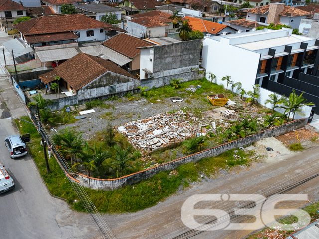 BAIRRO FÁTIMA – AMPLO TERRENO DE ESQUINA ESPERA POR VOCÊ - ESTUDA PERMUTA POR ÁREA CONSTRUIDA
Descubra a oportunidade perfeita para seu próximo empreendimento no bairro Fátima. Este terreno de esquina, com uma área total de 600m² (20 x 30 metros), oferece um espaço amplo e versátil, ideal para projetos comerciais ou residenciais.
Com sua localização estratégica e topografia plana, o terreno é uma tela em branco pronta para ser transformada em seu sonho.
Este terreno representa uma excelente oportunidade para investidores e construtores. Sua localização no bairro Fátima, uma área em constante desenvolvimento, garante acesso fácil a serviços essenciais e infraestrutura urbana.
Além disso, a natureza de esquina do terreno proporciona maior visibilidade e acessibilidade, tornando-o ideal para uma variedade de projetos.
Na 636 Negócios Imobiliários, com mais de 30 anos de experiência no mercado imobiliário, estamos prontos para ajudá-lo a aproveitar esta oportunidade única. Entre em contato conosco pelo telefone: (47) 3451-0636 ou WhatsApp: (47) 99190-0636 para mais informações.
Este e outros milhares de imóveis no site: i636.com.br