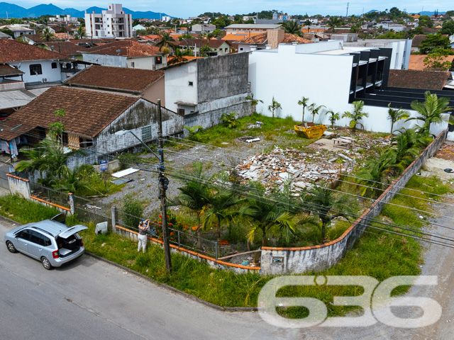 BAIRRO FÁTIMA – AMPLO TERRENO DE ESQUINA ESPERA POR VOCÊ - ESTUDA PERMUTA POR ÁREA CONSTRUIDA
Descubra a oportunidade perfeita para seu próximo empreendimento no bairro Fátima. Este terreno de esquina, com uma área total de 600m² (20 x 30 metros), oferece um espaço amplo e versátil, ideal para projetos comerciais ou residenciais.
Com sua localização estratégica e topografia plana, o terreno é uma tela em branco pronta para ser transformada em seu sonho.
Este terreno representa uma excelente oportunidade para investidores e construtores. Sua localização no bairro Fátima, uma área em constante desenvolvimento, garante acesso fácil a serviços essenciais e infraestrutura urbana.
Além disso, a natureza de esquina do terreno proporciona maior visibilidade e acessibilidade, tornando-o ideal para uma variedade de projetos.
Na 636 Negócios Imobiliários, com mais de 30 anos de experiência no mercado imobiliário, estamos prontos para ajudá-lo a aproveitar esta oportunidade única. Entre em contato conosco pelo telefone: (47) 3451-0636 ou WhatsApp: (47) 99190-0636 para mais informações.
Este e outros milhares de imóveis no site: i636.com.br