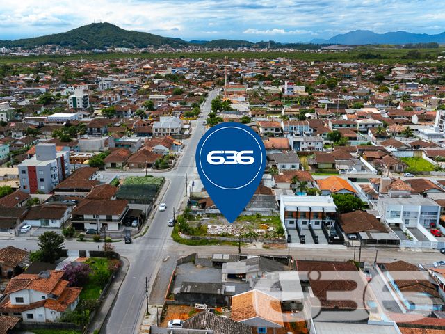 BAIRRO FÁTIMA – AMPLO TERRENO DE ESQUINA ESPERA POR VOCÊ - ESTUDA PERMUTA POR ÁREA CONSTRUIDA
Descubra a oportunidade perfeita para seu próximo empreendimento no bairro Fátima. Este terreno de esquina, com uma área total de 600m² (20 x 30 metros), oferece um espaço amplo e versátil, ideal para projetos comerciais ou residenciais.
Com sua localização estratégica e topografia plana, o terreno é uma tela em branco pronta para ser transformada em seu sonho.
Este terreno representa uma excelente oportunidade para investidores e construtores. Sua localização no bairro Fátima, uma área em constante desenvolvimento, garante acesso fácil a serviços essenciais e infraestrutura urbana.
Além disso, a natureza de esquina do terreno proporciona maior visibilidade e acessibilidade, tornando-o ideal para uma variedade de projetos.
Na 636 Negócios Imobiliários, com mais de 30 anos de experiência no mercado imobiliário, estamos prontos para ajudá-lo a aproveitar esta oportunidade única. Entre em contato conosco pelo telefone: (47) 3451-0636 ou WhatsApp: (47) 99190-0636 para mais informações.
Este e outros milhares de imóveis no site: i636.com.br