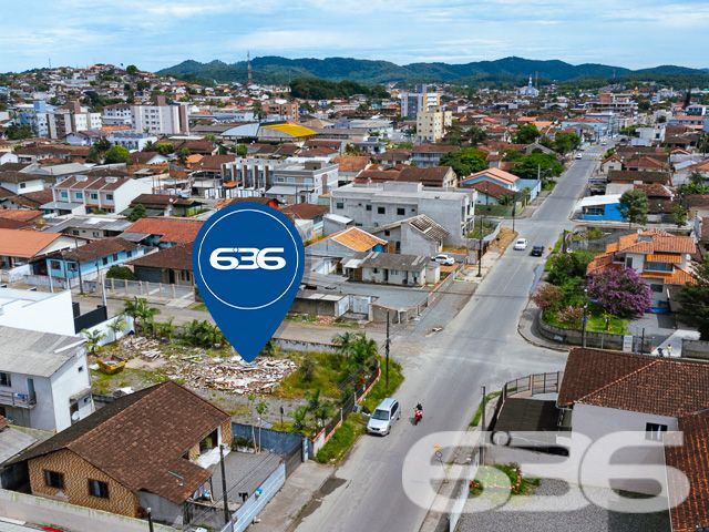 BAIRRO FÁTIMA – AMPLO TERRENO DE ESQUINA ESPERA POR VOCÊ - ESTUDA PERMUTA POR ÁREA CONSTRUIDA
Descubra a oportunidade perfeita para seu próximo empreendimento no bairro Fátima. Este terreno de esquina, com uma área total de 600m² (20 x 30 metros), oferece um espaço amplo e versátil, ideal para projetos comerciais ou residenciais.
Com sua localização estratégica e topografia plana, o terreno é uma tela em branco pronta para ser transformada em seu sonho.
Este terreno representa uma excelente oportunidade para investidores e construtores. Sua localização no bairro Fátima, uma área em constante desenvolvimento, garante acesso fácil a serviços essenciais e infraestrutura urbana.
Além disso, a natureza de esquina do terreno proporciona maior visibilidade e acessibilidade, tornando-o ideal para uma variedade de projetos.
Na 636 Negócios Imobiliários, com mais de 30 anos de experiência no mercado imobiliário, estamos prontos para ajudá-lo a aproveitar esta oportunidade única. Entre em contato conosco pelo telefone: (47) 3451-0636 ou WhatsApp: (47) 99190-0636 para mais informações.
Este e outros milhares de imóveis no site: i636.com.br