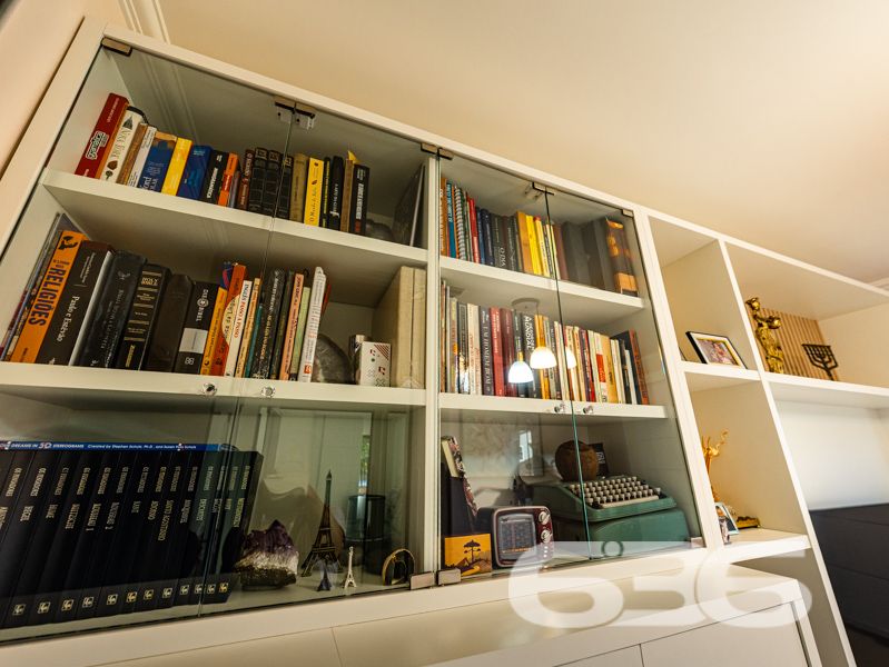 **Magnífico Sobrado à Venda em Joinville - Oportunidade Única na Região!**

Se você está em busca de um imóvel moderno, espaçoso e em uma das melhores localizações de Joinville, SC, não pode deixar de conhecer este magnífico sobrado no bairro Itaum. Construído em 2021, ele oferece um design contemporâneo combinado com conforto e praticidade, ideal para quem deseja viver bem com a sua família.

Ao adentrar neste impressionante sobrado de 406,95m² de área construída, não há como não se encantar com cada detalhe pensado para proporcionar bem-estar e sofisticação. Com uma disposição interna cuidadosamente planejada, a residência dispõe de 4 amplos dormitórios, incluindo uma suíte, perfeita para proporcionar privacidade e conforto. A presença de 4 banheiros assegura comodidade para toda a família e visitantes.

A casa conta com 2 garagens cobertas e mais 4 vagas descobertas, oferecendo amplo espaço para estacionar veículos com segurança. Nos momentos de lazer, o jardim privado e a churrasqueira proporcionam o ambiente ideal para reunir amigos e familiares.

O sobrado é equipado com alarme e uma conexão super rápida de internet por fibra, garantindo segurança e comodidade para todas as suas atividades online. As duas salas de estar oferecem espaço e versatilidade para decoração e aproveitamento dos ambientes, enquanto a sala de estudo é o espaço reservado para concentração e produtividade diária. Além disso, o imóvel fica perto de vias de acesso, escolas, transporte público e serviços essenciais, facilitando a rotina diária da família.

A cozinha é completamente equipada com móveis planejados, que permanecem no imóvel, otimizando espaço e oferecendo um ambiente funcional e elegante para suas atividades culinárias. A sacada é um diferencial que harmoniza o espaço com a luz natural, criando um ambiente aconchegante e perfeito para relaxar.

Localizado em uma rua pavimentada, o terreno tem dimensões generosas de 540,00m², dando ainda maior valor a esta joia do setor imobiliário. Com face norte e topografia plana, o imóvel recebe luz natural durante todo o dia, tornando os ambientes mais arejados e confortáveis.

Não deixe passar essa oportunidade única de viver com estilo e conforto. Entre em contato com a 636 Negócios Imobiliários e agende uma visita. Com mais de 30 anos de experiência no mercado, oferecemos a consultoria ideal para você encontrar o lar perfeito. 

Para mais informações, acesse nosso site i636.com.br ou ligue para (47) 3451-0636. Também estamos disponíveis pelo WhatsApp (47) 99190-0636. Estamos ansiosos para ajudá-lo a dar o próximo passo rumo à sua nova casa!