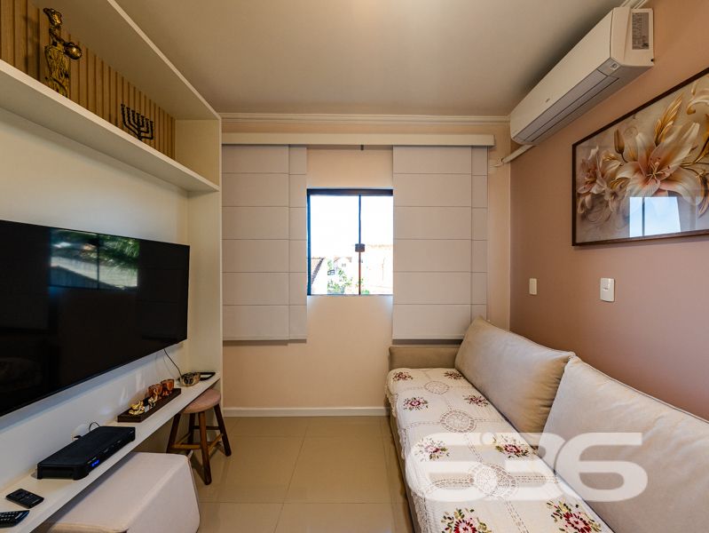 **Magnífico Sobrado à Venda em Joinville - Oportunidade Única na Região!**

Se você está em busca de um imóvel moderno, espaçoso e em uma das melhores localizações de Joinville, SC, não pode deixar de conhecer este magnífico sobrado no bairro Itaum. Construído em 2021, ele oferece um design contemporâneo combinado com conforto e praticidade, ideal para quem deseja viver bem com a sua família.

Ao adentrar neste impressionante sobrado de 406,95m² de área construída, não há como não se encantar com cada detalhe pensado para proporcionar bem-estar e sofisticação. Com uma disposição interna cuidadosamente planejada, a residência dispõe de 4 amplos dormitórios, incluindo uma suíte, perfeita para proporcionar privacidade e conforto. A presença de 4 banheiros assegura comodidade para toda a família e visitantes.

A casa conta com 2 garagens cobertas e mais 4 vagas descobertas, oferecendo amplo espaço para estacionar veículos com segurança. Nos momentos de lazer, o jardim privado e a churrasqueira proporcionam o ambiente ideal para reunir amigos e familiares.

O sobrado é equipado com alarme e uma conexão super rápida de internet por fibra, garantindo segurança e comodidade para todas as suas atividades online. As duas salas de estar oferecem espaço e versatilidade para decoração e aproveitamento dos ambientes, enquanto a sala de estudo é o espaço reservado para concentração e produtividade diária. Além disso, o imóvel fica perto de vias de acesso, escolas, transporte público e serviços essenciais, facilitando a rotina diária da família.

A cozinha é completamente equipada com móveis planejados, que permanecem no imóvel, otimizando espaço e oferecendo um ambiente funcional e elegante para suas atividades culinárias. A sacada é um diferencial que harmoniza o espaço com a luz natural, criando um ambiente aconchegante e perfeito para relaxar.

Localizado em uma rua pavimentada, o terreno tem dimensões generosas de 540,00m², dando ainda maior valor a esta joia do setor imobiliário. Com face norte e topografia plana, o imóvel recebe luz natural durante todo o dia, tornando os ambientes mais arejados e confortáveis.

Não deixe passar essa oportunidade única de viver com estilo e conforto. Entre em contato com a 636 Negócios Imobiliários e agende uma visita. Com mais de 30 anos de experiência no mercado, oferecemos a consultoria ideal para você encontrar o lar perfeito. 

Para mais informações, acesse nosso site i636.com.br ou ligue para (47) 3451-0636. Também estamos disponíveis pelo WhatsApp (47) 99190-0636. Estamos ansiosos para ajudá-lo a dar o próximo passo rumo à sua nova casa!