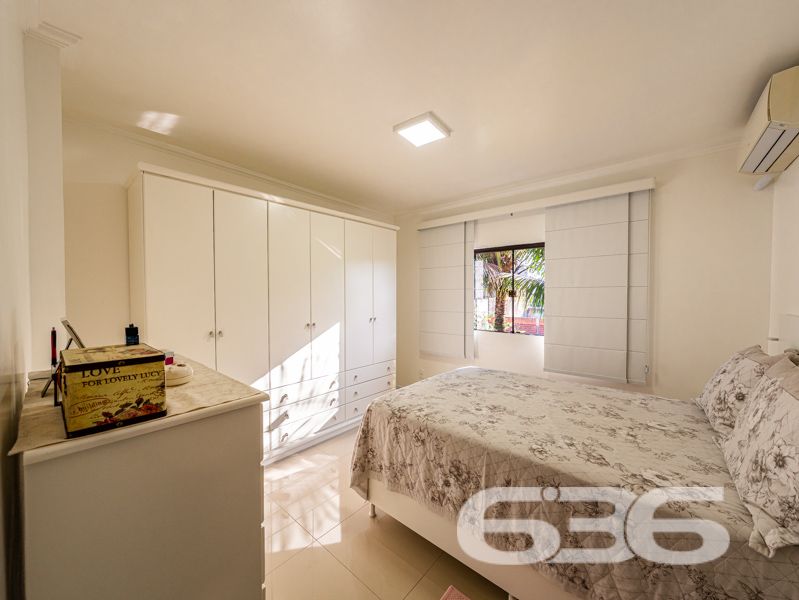 **Magnífico Sobrado à Venda em Joinville - Oportunidade Única na Região!**

Se você está em busca de um imóvel moderno, espaçoso e em uma das melhores localizações de Joinville, SC, não pode deixar de conhecer este magnífico sobrado no bairro Itaum. Construído em 2021, ele oferece um design contemporâneo combinado com conforto e praticidade, ideal para quem deseja viver bem com a sua família.

Ao adentrar neste impressionante sobrado de 406,95m² de área construída, não há como não se encantar com cada detalhe pensado para proporcionar bem-estar e sofisticação. Com uma disposição interna cuidadosamente planejada, a residência dispõe de 4 amplos dormitórios, incluindo uma suíte, perfeita para proporcionar privacidade e conforto. A presença de 4 banheiros assegura comodidade para toda a família e visitantes.

A casa conta com 2 garagens cobertas e mais 4 vagas descobertas, oferecendo amplo espaço para estacionar veículos com segurança. Nos momentos de lazer, o jardim privado e a churrasqueira proporcionam o ambiente ideal para reunir amigos e familiares.

O sobrado é equipado com alarme e uma conexão super rápida de internet por fibra, garantindo segurança e comodidade para todas as suas atividades online. As duas salas de estar oferecem espaço e versatilidade para decoração e aproveitamento dos ambientes, enquanto a sala de estudo é o espaço reservado para concentração e produtividade diária. Além disso, o imóvel fica perto de vias de acesso, escolas, transporte público e serviços essenciais, facilitando a rotina diária da família.

A cozinha é completamente equipada com móveis planejados, que permanecem no imóvel, otimizando espaço e oferecendo um ambiente funcional e elegante para suas atividades culinárias. A sacada é um diferencial que harmoniza o espaço com a luz natural, criando um ambiente aconchegante e perfeito para relaxar.

Localizado em uma rua pavimentada, o terreno tem dimensões generosas de 540,00m², dando ainda maior valor a esta joia do setor imobiliário. Com face norte e topografia plana, o imóvel recebe luz natural durante todo o dia, tornando os ambientes mais arejados e confortáveis.

Não deixe passar essa oportunidade única de viver com estilo e conforto. Entre em contato com a 636 Negócios Imobiliários e agende uma visita. Com mais de 30 anos de experiência no mercado, oferecemos a consultoria ideal para você encontrar o lar perfeito. 

Para mais informações, acesse nosso site i636.com.br ou ligue para (47) 3451-0636. Também estamos disponíveis pelo WhatsApp (47) 99190-0636. Estamos ansiosos para ajudá-lo a dar o próximo passo rumo à sua nova casa!