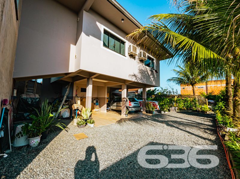 **Magnífico Sobrado à Venda em Joinville - Oportunidade Única na Região!**

Se você está em busca de um imóvel moderno, espaçoso e em uma das melhores localizações de Joinville, SC, não pode deixar de conhecer este magnífico sobrado no bairro Itaum. Construído em 2021, ele oferece um design contemporâneo combinado com conforto e praticidade, ideal para quem deseja viver bem com a sua família.

Ao adentrar neste impressionante sobrado de 406,95m² de área construída, não há como não se encantar com cada detalhe pensado para proporcionar bem-estar e sofisticação. Com uma disposição interna cuidadosamente planejada, a residência dispõe de 4 amplos dormitórios, incluindo uma suíte, perfeita para proporcionar privacidade e conforto. A presença de 4 banheiros assegura comodidade para toda a família e visitantes.

A casa conta com 2 garagens cobertas e mais 4 vagas descobertas, oferecendo amplo espaço para estacionar veículos com segurança. Nos momentos de lazer, o jardim privado e a churrasqueira proporcionam o ambiente ideal para reunir amigos e familiares.

O sobrado é equipado com alarme e uma conexão super rápida de internet por fibra, garantindo segurança e comodidade para todas as suas atividades online. As duas salas de estar oferecem espaço e versatilidade para decoração e aproveitamento dos ambientes, enquanto a sala de estudo é o espaço reservado para concentração e produtividade diária. Além disso, o imóvel fica perto de vias de acesso, escolas, transporte público e serviços essenciais, facilitando a rotina diária da família.

A cozinha é completamente equipada com móveis planejados, que permanecem no imóvel, otimizando espaço e oferecendo um ambiente funcional e elegante para suas atividades culinárias. A sacada é um diferencial que harmoniza o espaço com a luz natural, criando um ambiente aconchegante e perfeito para relaxar.

Localizado em uma rua pavimentada, o terreno tem dimensões generosas de 540,00m², dando ainda maior valor a esta joia do setor imobiliário. Com face norte e topografia plana, o imóvel recebe luz natural durante todo o dia, tornando os ambientes mais arejados e confortáveis.

Não deixe passar essa oportunidade única de viver com estilo e conforto. Entre em contato com a 636 Negócios Imobiliários e agende uma visita. Com mais de 30 anos de experiência no mercado, oferecemos a consultoria ideal para você encontrar o lar perfeito. 

Para mais informações, acesse nosso site i636.com.br ou ligue para (47) 3451-0636. Também estamos disponíveis pelo WhatsApp (47) 99190-0636. Estamos ansiosos para ajudá-lo a dar o próximo passo rumo à sua nova casa!