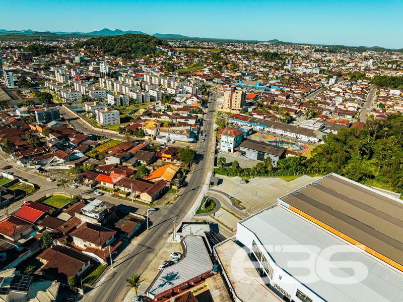 Se você está em busca de um imóvel que combine conforto, excelente localização e potencial para moradia e investimento, esse sobrado em Joinville é a opção perfeita para você! Situado no bairro Guanabara, uma das regiões mais procuradas da cidade, este imóvel oferece muito mais do que apenas um endereço incrível.

O sobrado possui uma área construída de 600 m², distribuídos em três pisos, com um total de cinco dormitórios, uma suíte espaçosa com closet e sacada privativa. Este ambiente garante conforto e privacidade, perfeito para relaxar após um longo dia. Além disso, são cinco banheiros, atendendo a todas as necessidades dos moradores e tornando este sobrado ideal para famílias grandes ou para quem busca mais espaço.

A estrutura inclui duas salas de estar, uma sala de jantar, uma sala íntima, quatro cozinhas com móveis planejados, lavabo e duas áreas de serviço. A harmonia dos espaços garante funcionalidade e praticidade, criando um ambiente acolhedor e sofisticado. Para os momentos de lazer, as cinco sacadas oferecem vistas encantadoras e oportunidades para disfrutar do clima ameno da região.

No segundo e terceiro pisos, o imóvel ainda conta com apartamentos adicionais, ideais para locação, visitantes ou para abrigar diferentes gerações de uma mesma família. 

A área externa do imóvel não deixa nada a desejar: com 872,12 m² totais de terreno, há um espaço amplo, murado e cercado que permite diversas possibilidades de uso, como a instalação de um jardim ou espaço pet. Além disso, a garagem comporta três vagas cobertas e uma descoberta, garantindo espaço para todos os veículos da casa.

Este é um imóvel que não só oferece um local acolhedor para morar, mas também uma excelente oportunidade de investimento. A localização é um dos seus maiores trunfos, estando perto de vias de acesso, transporte público, escolas, hospitais e serviços essenciais, incluindo fácil acesso a UPA, farmácias, postos de gasolina e supermercados.

Imóvel que permite animais e está estrategicamente posicionado, pronto para receber sua família ou para ser explorado como uma interessante fonte de renda. Não perca esta oportunidade única no mercado imobiliário de Joinville! Entre em contato conosco para mais informações e agende uma visita. Venha conhecer este sobrado que reúne as melhores características para viver bem e investir com segurança!
 
636 NEGÓCIOS IMOBILIÁRIOS: A SUA MELHOR ESCOLHA
Com mais de 30 anos de experiência, a 636 Negócios Imobiliários é sua parceira ideal para encontrar o imóvel perfeito. Estamos prontos para ajudá-lo a fazer deste imóvel o seu novo lar.
 
Telefone: (47) 3451-0636
WhatsApp: (47) 99190-0636
 
Não perca esta oportunidade única. Visite nosso site para mais informações: i636.com.br