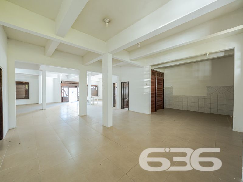 Se você está em busca de um imóvel que combine conforto, excelente localização e potencial para moradia e investimento, esse sobrado em Joinville é a opção perfeita para você! Situado no bairro Guanabara, uma das regiões mais procuradas da cidade, este imóvel oferece muito mais do que apenas um endereço incrível.

O sobrado possui uma área construída de 600 m², distribuídos em três pisos, com um total de cinco dormitórios, uma suíte espaçosa com closet e sacada privativa. Este ambiente garante conforto e privacidade, perfeito para relaxar após um longo dia. Além disso, são cinco banheiros, atendendo a todas as necessidades dos moradores e tornando este sobrado ideal para famílias grandes ou para quem busca mais espaço.

A estrutura inclui duas salas de estar, uma sala de jantar, uma sala íntima, quatro cozinhas com móveis planejados, lavabo e duas áreas de serviço. A harmonia dos espaços garante funcionalidade e praticidade, criando um ambiente acolhedor e sofisticado. Para os momentos de lazer, as cinco sacadas oferecem vistas encantadoras e oportunidades para disfrutar do clima ameno da região.

No segundo e terceiro pisos, o imóvel ainda conta com apartamentos adicionais, ideais para locação, visitantes ou para abrigar diferentes gerações de uma mesma família. 

A área externa do imóvel não deixa nada a desejar: com 872,12 m² totais de terreno, há um espaço amplo, murado e cercado que permite diversas possibilidades de uso, como a instalação de um jardim ou espaço pet. Além disso, a garagem comporta três vagas cobertas e uma descoberta, garantindo espaço para todos os veículos da casa.

Este é um imóvel que não só oferece um local acolhedor para morar, mas também uma excelente oportunidade de investimento. A localização é um dos seus maiores trunfos, estando perto de vias de acesso, transporte público, escolas, hospitais e serviços essenciais, incluindo fácil acesso a UPA, farmácias, postos de gasolina e supermercados.

Imóvel que permite animais e está estrategicamente posicionado, pronto para receber sua família ou para ser explorado como uma interessante fonte de renda. Não perca esta oportunidade única no mercado imobiliário de Joinville! Entre em contato conosco para mais informações e agende uma visita. Venha conhecer este sobrado que reúne as melhores características para viver bem e investir com segurança!
 
636 NEGÓCIOS IMOBILIÁRIOS: A SUA MELHOR ESCOLHA
Com mais de 30 anos de experiência, a 636 Negócios Imobiliários é sua parceira ideal para encontrar o imóvel perfeito. Estamos prontos para ajudá-lo a fazer deste imóvel o seu novo lar.
 
Telefone: (47) 3451-0636
WhatsApp: (47) 99190-0636
 
Não perca esta oportunidade única. Visite nosso site para mais informações: i636.com.br