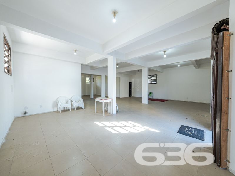 Se você está em busca de um imóvel que combine conforto, excelente localização e potencial para moradia e investimento, esse sobrado em Joinville é a opção perfeita para você! Situado no bairro Guanabara, uma das regiões mais procuradas da cidade, este imóvel oferece muito mais do que apenas um endereço incrível.

O sobrado possui uma área construída de 600 m², distribuídos em três pisos, com um total de cinco dormitórios, uma suíte espaçosa com closet e sacada privativa. Este ambiente garante conforto e privacidade, perfeito para relaxar após um longo dia. Além disso, são cinco banheiros, atendendo a todas as necessidades dos moradores e tornando este sobrado ideal para famílias grandes ou para quem busca mais espaço.

A estrutura inclui duas salas de estar, uma sala de jantar, uma sala íntima, quatro cozinhas com móveis planejados, lavabo e duas áreas de serviço. A harmonia dos espaços garante funcionalidade e praticidade, criando um ambiente acolhedor e sofisticado. Para os momentos de lazer, as cinco sacadas oferecem vistas encantadoras e oportunidades para disfrutar do clima ameno da região.

No segundo e terceiro pisos, o imóvel ainda conta com apartamentos adicionais, ideais para locação, visitantes ou para abrigar diferentes gerações de uma mesma família. 

A área externa do imóvel não deixa nada a desejar: com 872,12 m² totais de terreno, há um espaço amplo, murado e cercado que permite diversas possibilidades de uso, como a instalação de um jardim ou espaço pet. Além disso, a garagem comporta três vagas cobertas e uma descoberta, garantindo espaço para todos os veículos da casa.

Este é um imóvel que não só oferece um local acolhedor para morar, mas também uma excelente oportunidade de investimento. A localização é um dos seus maiores trunfos, estando perto de vias de acesso, transporte público, escolas, hospitais e serviços essenciais, incluindo fácil acesso a UPA, farmácias, postos de gasolina e supermercados.

Imóvel que permite animais e está estrategicamente posicionado, pronto para receber sua família ou para ser explorado como uma interessante fonte de renda. Não perca esta oportunidade única no mercado imobiliário de Joinville! Entre em contato conosco para mais informações e agende uma visita. Venha conhecer este sobrado que reúne as melhores características para viver bem e investir com segurança!
 
636 NEGÓCIOS IMOBILIÁRIOS: A SUA MELHOR ESCOLHA
Com mais de 30 anos de experiência, a 636 Negócios Imobiliários é sua parceira ideal para encontrar o imóvel perfeito. Estamos prontos para ajudá-lo a fazer deste imóvel o seu novo lar.
 
Telefone: (47) 3451-0636
WhatsApp: (47) 99190-0636
 
Não perca esta oportunidade única. Visite nosso site para mais informações: i636.com.br