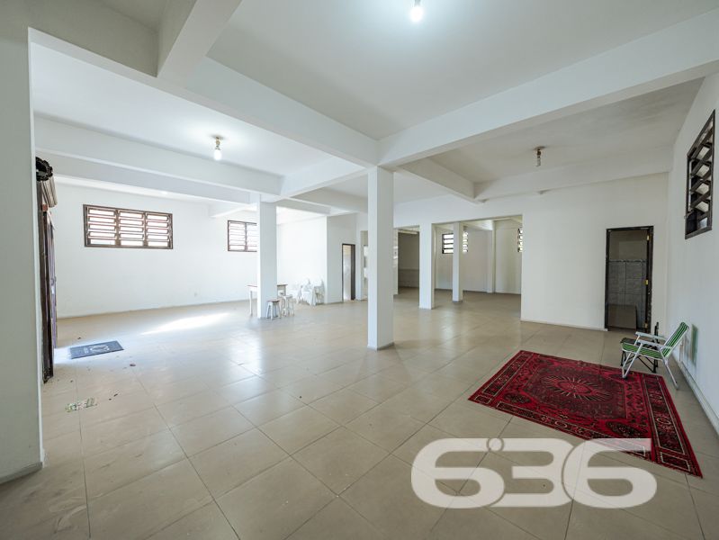 Se você está em busca de um imóvel que combine conforto, excelente localização e potencial para moradia e investimento, esse sobrado em Joinville é a opção perfeita para você! Situado no bairro Guanabara, uma das regiões mais procuradas da cidade, este imóvel oferece muito mais do que apenas um endereço incrível.

O sobrado possui uma área construída de 600 m², distribuídos em três pisos, com um total de cinco dormitórios, uma suíte espaçosa com closet e sacada privativa. Este ambiente garante conforto e privacidade, perfeito para relaxar após um longo dia. Além disso, são cinco banheiros, atendendo a todas as necessidades dos moradores e tornando este sobrado ideal para famílias grandes ou para quem busca mais espaço.

A estrutura inclui duas salas de estar, uma sala de jantar, uma sala íntima, quatro cozinhas com móveis planejados, lavabo e duas áreas de serviço. A harmonia dos espaços garante funcionalidade e praticidade, criando um ambiente acolhedor e sofisticado. Para os momentos de lazer, as cinco sacadas oferecem vistas encantadoras e oportunidades para disfrutar do clima ameno da região.

No segundo e terceiro pisos, o imóvel ainda conta com apartamentos adicionais, ideais para locação, visitantes ou para abrigar diferentes gerações de uma mesma família. 

A área externa do imóvel não deixa nada a desejar: com 872,12 m² totais de terreno, há um espaço amplo, murado e cercado que permite diversas possibilidades de uso, como a instalação de um jardim ou espaço pet. Além disso, a garagem comporta três vagas cobertas e uma descoberta, garantindo espaço para todos os veículos da casa.

Este é um imóvel que não só oferece um local acolhedor para morar, mas também uma excelente oportunidade de investimento. A localização é um dos seus maiores trunfos, estando perto de vias de acesso, transporte público, escolas, hospitais e serviços essenciais, incluindo fácil acesso a UPA, farmácias, postos de gasolina e supermercados.

Imóvel que permite animais e está estrategicamente posicionado, pronto para receber sua família ou para ser explorado como uma interessante fonte de renda. Não perca esta oportunidade única no mercado imobiliário de Joinville! Entre em contato conosco para mais informações e agende uma visita. Venha conhecer este sobrado que reúne as melhores características para viver bem e investir com segurança!
 
636 NEGÓCIOS IMOBILIÁRIOS: A SUA MELHOR ESCOLHA
Com mais de 30 anos de experiência, a 636 Negócios Imobiliários é sua parceira ideal para encontrar o imóvel perfeito. Estamos prontos para ajudá-lo a fazer deste imóvel o seu novo lar.
 
Telefone: (47) 3451-0636
WhatsApp: (47) 99190-0636
 
Não perca esta oportunidade única. Visite nosso site para mais informações: i636.com.br