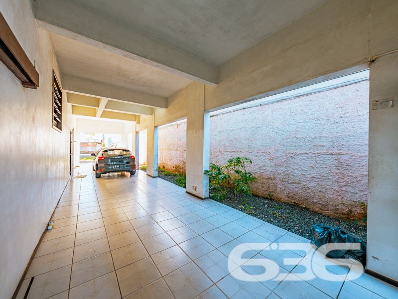 Se você está em busca de um imóvel que combine conforto, excelente localização e potencial para moradia e investimento, esse sobrado em Joinville é a opção perfeita para você! Situado no bairro Guanabara, uma das regiões mais procuradas da cidade, este imóvel oferece muito mais do que apenas um endereço incrível.

O sobrado possui uma área construída de 600 m², distribuídos em três pisos, com um total de cinco dormitórios, uma suíte espaçosa com closet e sacada privativa. Este ambiente garante conforto e privacidade, perfeito para relaxar após um longo dia. Além disso, são cinco banheiros, atendendo a todas as necessidades dos moradores e tornando este sobrado ideal para famílias grandes ou para quem busca mais espaço.

A estrutura inclui duas salas de estar, uma sala de jantar, uma sala íntima, quatro cozinhas com móveis planejados, lavabo e duas áreas de serviço. A harmonia dos espaços garante funcionalidade e praticidade, criando um ambiente acolhedor e sofisticado. Para os momentos de lazer, as cinco sacadas oferecem vistas encantadoras e oportunidades para disfrutar do clima ameno da região.

No segundo e terceiro pisos, o imóvel ainda conta com apartamentos adicionais, ideais para locação, visitantes ou para abrigar diferentes gerações de uma mesma família. 

A área externa do imóvel não deixa nada a desejar: com 872,12 m² totais de terreno, há um espaço amplo, murado e cercado que permite diversas possibilidades de uso, como a instalação de um jardim ou espaço pet. Além disso, a garagem comporta três vagas cobertas e uma descoberta, garantindo espaço para todos os veículos da casa.

Este é um imóvel que não só oferece um local acolhedor para morar, mas também uma excelente oportunidade de investimento. A localização é um dos seus maiores trunfos, estando perto de vias de acesso, transporte público, escolas, hospitais e serviços essenciais, incluindo fácil acesso a UPA, farmácias, postos de gasolina e supermercados.

Imóvel que permite animais e está estrategicamente posicionado, pronto para receber sua família ou para ser explorado como uma interessante fonte de renda. Não perca esta oportunidade única no mercado imobiliário de Joinville! Entre em contato conosco para mais informações e agende uma visita. Venha conhecer este sobrado que reúne as melhores características para viver bem e investir com segurança!
 
636 NEGÓCIOS IMOBILIÁRIOS: A SUA MELHOR ESCOLHA
Com mais de 30 anos de experiência, a 636 Negócios Imobiliários é sua parceira ideal para encontrar o imóvel perfeito. Estamos prontos para ajudá-lo a fazer deste imóvel o seu novo lar.
 
Telefone: (47) 3451-0636
WhatsApp: (47) 99190-0636
 
Não perca esta oportunidade única. Visite nosso site para mais informações: i636.com.br