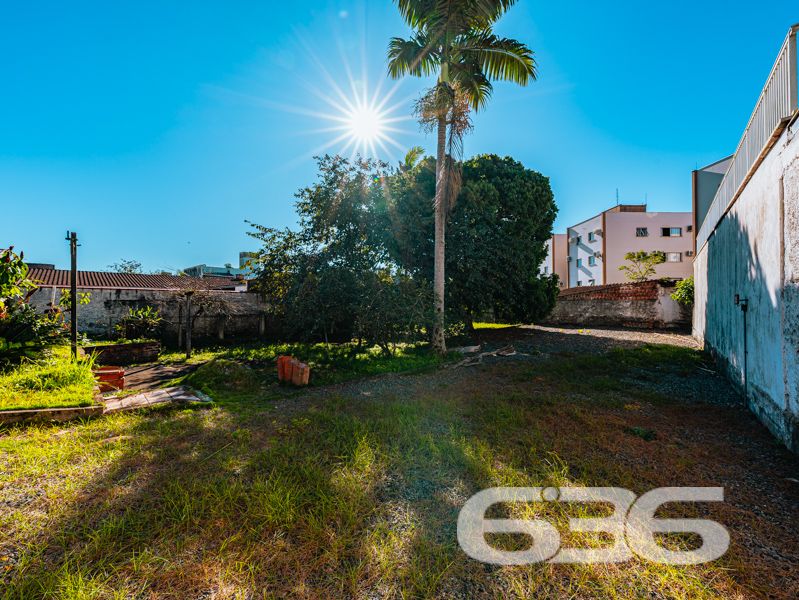 Se você está em busca de um imóvel que combine conforto, excelente localização e potencial para moradia e investimento, esse sobrado em Joinville é a opção perfeita para você! Situado no bairro Guanabara, uma das regiões mais procuradas da cidade, este imóvel oferece muito mais do que apenas um endereço incrível.

O sobrado possui uma área construída de 600 m², distribuídos em três pisos, com um total de cinco dormitórios, uma suíte espaçosa com closet e sacada privativa. Este ambiente garante conforto e privacidade, perfeito para relaxar após um longo dia. Além disso, são cinco banheiros, atendendo a todas as necessidades dos moradores e tornando este sobrado ideal para famílias grandes ou para quem busca mais espaço.

A estrutura inclui duas salas de estar, uma sala de jantar, uma sala íntima, quatro cozinhas com móveis planejados, lavabo e duas áreas de serviço. A harmonia dos espaços garante funcionalidade e praticidade, criando um ambiente acolhedor e sofisticado. Para os momentos de lazer, as cinco sacadas oferecem vistas encantadoras e oportunidades para disfrutar do clima ameno da região.

No segundo e terceiro pisos, o imóvel ainda conta com apartamentos adicionais, ideais para locação, visitantes ou para abrigar diferentes gerações de uma mesma família. 

A área externa do imóvel não deixa nada a desejar: com 872,12 m² totais de terreno, há um espaço amplo, murado e cercado que permite diversas possibilidades de uso, como a instalação de um jardim ou espaço pet. Além disso, a garagem comporta três vagas cobertas e uma descoberta, garantindo espaço para todos os veículos da casa.

Este é um imóvel que não só oferece um local acolhedor para morar, mas também uma excelente oportunidade de investimento. A localização é um dos seus maiores trunfos, estando perto de vias de acesso, transporte público, escolas, hospitais e serviços essenciais, incluindo fácil acesso a UPA, farmácias, postos de gasolina e supermercados.

Imóvel que permite animais e está estrategicamente posicionado, pronto para receber sua família ou para ser explorado como uma interessante fonte de renda. Não perca esta oportunidade única no mercado imobiliário de Joinville! Entre em contato conosco para mais informações e agende uma visita. Venha conhecer este sobrado que reúne as melhores características para viver bem e investir com segurança!
 
636 NEGÓCIOS IMOBILIÁRIOS: A SUA MELHOR ESCOLHA
Com mais de 30 anos de experiência, a 636 Negócios Imobiliários é sua parceira ideal para encontrar o imóvel perfeito. Estamos prontos para ajudá-lo a fazer deste imóvel o seu novo lar.
 
Telefone: (47) 3451-0636
WhatsApp: (47) 99190-0636
 
Não perca esta oportunidade única. Visite nosso site para mais informações: i636.com.br