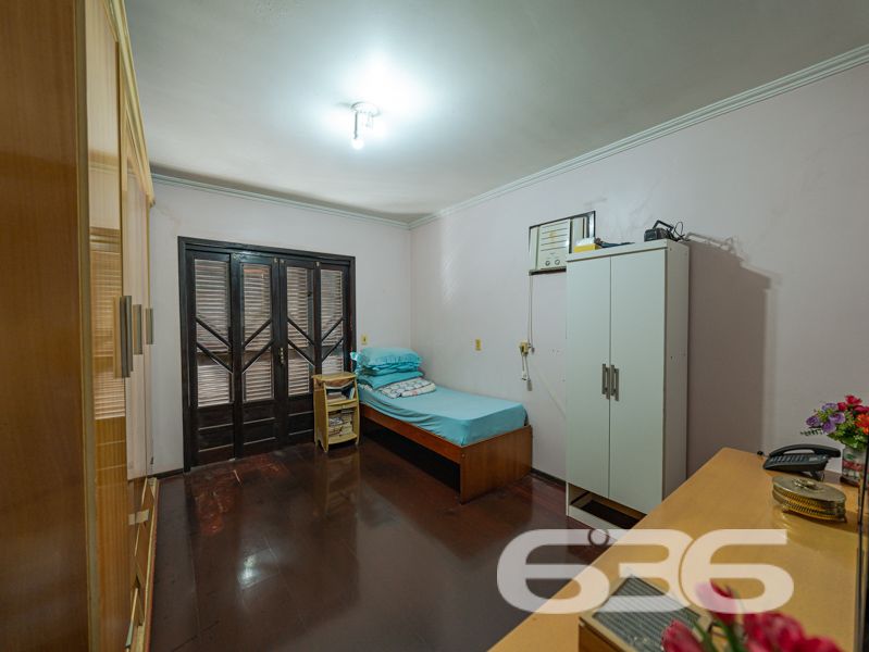 Se você está em busca de um imóvel que combine conforto, excelente localização e potencial para moradia e investimento, esse sobrado em Joinville é a opção perfeita para você! Situado no bairro Guanabara, uma das regiões mais procuradas da cidade, este imóvel oferece muito mais do que apenas um endereço incrível.

O sobrado possui uma área construída de 600 m², distribuídos em três pisos, com um total de cinco dormitórios, uma suíte espaçosa com closet e sacada privativa. Este ambiente garante conforto e privacidade, perfeito para relaxar após um longo dia. Além disso, são cinco banheiros, atendendo a todas as necessidades dos moradores e tornando este sobrado ideal para famílias grandes ou para quem busca mais espaço.

A estrutura inclui duas salas de estar, uma sala de jantar, uma sala íntima, quatro cozinhas com móveis planejados, lavabo e duas áreas de serviço. A harmonia dos espaços garante funcionalidade e praticidade, criando um ambiente acolhedor e sofisticado. Para os momentos de lazer, as cinco sacadas oferecem vistas encantadoras e oportunidades para disfrutar do clima ameno da região.

No segundo e terceiro pisos, o imóvel ainda conta com apartamentos adicionais, ideais para locação, visitantes ou para abrigar diferentes gerações de uma mesma família. 

A área externa do imóvel não deixa nada a desejar: com 872,12 m² totais de terreno, há um espaço amplo, murado e cercado que permite diversas possibilidades de uso, como a instalação de um jardim ou espaço pet. Além disso, a garagem comporta três vagas cobertas e uma descoberta, garantindo espaço para todos os veículos da casa.

Este é um imóvel que não só oferece um local acolhedor para morar, mas também uma excelente oportunidade de investimento. A localização é um dos seus maiores trunfos, estando perto de vias de acesso, transporte público, escolas, hospitais e serviços essenciais, incluindo fácil acesso a UPA, farmácias, postos de gasolina e supermercados.

Imóvel que permite animais e está estrategicamente posicionado, pronto para receber sua família ou para ser explorado como uma interessante fonte de renda. Não perca esta oportunidade única no mercado imobiliário de Joinville! Entre em contato conosco para mais informações e agende uma visita. Venha conhecer este sobrado que reúne as melhores características para viver bem e investir com segurança!
 
636 NEGÓCIOS IMOBILIÁRIOS: A SUA MELHOR ESCOLHA
Com mais de 30 anos de experiência, a 636 Negócios Imobiliários é sua parceira ideal para encontrar o imóvel perfeito. Estamos prontos para ajudá-lo a fazer deste imóvel o seu novo lar.
 
Telefone: (47) 3451-0636
WhatsApp: (47) 99190-0636
 
Não perca esta oportunidade única. Visite nosso site para mais informações: i636.com.br