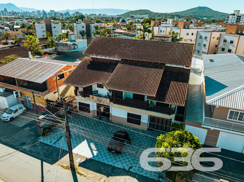 Se você está em busca de um imóvel que combine conforto, excelente localização e potencial para moradia e investimento, esse sobrado em Joinville é a opção perfeita para você! Situado no bairro Guanabara, uma das regiões mais procuradas da cidade, este imóvel oferece muito mais do que apenas um endereço incrível.

O sobrado possui uma área construída de 600 m², distribuídos em três pisos, com um total de cinco dormitórios, uma suíte espaçosa com closet e sacada privativa. Este ambiente garante conforto e privacidade, perfeito para relaxar após um longo dia. Além disso, são cinco banheiros, atendendo a todas as necessidades dos moradores e tornando este sobrado ideal para famílias grandes ou para quem busca mais espaço.

A estrutura inclui duas salas de estar, uma sala de jantar, uma sala íntima, quatro cozinhas com móveis planejados, lavabo e duas áreas de serviço. A harmonia dos espaços garante funcionalidade e praticidade, criando um ambiente acolhedor e sofisticado. Para os momentos de lazer, as cinco sacadas oferecem vistas encantadoras e oportunidades para disfrutar do clima ameno da região.

No segundo e terceiro pisos, o imóvel ainda conta com apartamentos adicionais, ideais para locação, visitantes ou para abrigar diferentes gerações de uma mesma família. 

A área externa do imóvel não deixa nada a desejar: com 872,12 m² totais de terreno, há um espaço amplo, murado e cercado que permite diversas possibilidades de uso, como a instalação de um jardim ou espaço pet. Além disso, a garagem comporta três vagas cobertas e uma descoberta, garantindo espaço para todos os veículos da casa.

Este é um imóvel que não só oferece um local acolhedor para morar, mas também uma excelente oportunidade de investimento. A localização é um dos seus maiores trunfos, estando perto de vias de acesso, transporte público, escolas, hospitais e serviços essenciais, incluindo fácil acesso a UPA, farmácias, postos de gasolina e supermercados.

Imóvel que permite animais e está estrategicamente posicionado, pronto para receber sua família ou para ser explorado como uma interessante fonte de renda. Não perca esta oportunidade única no mercado imobiliário de Joinville! Entre em contato conosco para mais informações e agende uma visita. Venha conhecer este sobrado que reúne as melhores características para viver bem e investir com segurança!
 
636 NEGÓCIOS IMOBILIÁRIOS: A SUA MELHOR ESCOLHA
Com mais de 30 anos de experiência, a 636 Negócios Imobiliários é sua parceira ideal para encontrar o imóvel perfeito. Estamos prontos para ajudá-lo a fazer deste imóvel o seu novo lar.
 
Telefone: (47) 3451-0636
WhatsApp: (47) 99190-0636
 
Não perca esta oportunidade única. Visite nosso site para mais informações: i636.com.br