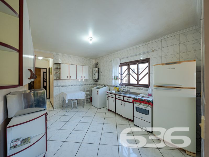Se você está em busca de um imóvel que combine conforto, excelente localização e potencial para moradia e investimento, esse sobrado em Joinville é a opção perfeita para você! Situado no bairro Guanabara, uma das regiões mais procuradas da cidade, este imóvel oferece muito mais do que apenas um endereço incrível.

O sobrado possui uma área construída de 600 m², distribuídos em três pisos, com um total de cinco dormitórios, uma suíte espaçosa com closet e sacada privativa. Este ambiente garante conforto e privacidade, perfeito para relaxar após um longo dia. Além disso, são cinco banheiros, atendendo a todas as necessidades dos moradores e tornando este sobrado ideal para famílias grandes ou para quem busca mais espaço.

A estrutura inclui duas salas de estar, uma sala de jantar, uma sala íntima, quatro cozinhas com móveis planejados, lavabo e duas áreas de serviço. A harmonia dos espaços garante funcionalidade e praticidade, criando um ambiente acolhedor e sofisticado. Para os momentos de lazer, as cinco sacadas oferecem vistas encantadoras e oportunidades para disfrutar do clima ameno da região.

No segundo e terceiro pisos, o imóvel ainda conta com apartamentos adicionais, ideais para locação, visitantes ou para abrigar diferentes gerações de uma mesma família. 

A área externa do imóvel não deixa nada a desejar: com 872,12 m² totais de terreno, há um espaço amplo, murado e cercado que permite diversas possibilidades de uso, como a instalação de um jardim ou espaço pet. Além disso, a garagem comporta três vagas cobertas e uma descoberta, garantindo espaço para todos os veículos da casa.

Este é um imóvel que não só oferece um local acolhedor para morar, mas também uma excelente oportunidade de investimento. A localização é um dos seus maiores trunfos, estando perto de vias de acesso, transporte público, escolas, hospitais e serviços essenciais, incluindo fácil acesso a UPA, farmácias, postos de gasolina e supermercados.

Imóvel que permite animais e está estrategicamente posicionado, pronto para receber sua família ou para ser explorado como uma interessante fonte de renda. Não perca esta oportunidade única no mercado imobiliário de Joinville! Entre em contato conosco para mais informações e agende uma visita. Venha conhecer este sobrado que reúne as melhores características para viver bem e investir com segurança!
 
636 NEGÓCIOS IMOBILIÁRIOS: A SUA MELHOR ESCOLHA
Com mais de 30 anos de experiência, a 636 Negócios Imobiliários é sua parceira ideal para encontrar o imóvel perfeito. Estamos prontos para ajudá-lo a fazer deste imóvel o seu novo lar.
 
Telefone: (47) 3451-0636
WhatsApp: (47) 99190-0636
 
Não perca esta oportunidade única. Visite nosso site para mais informações: i636.com.br