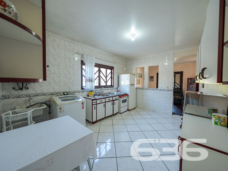 Se você está em busca de um imóvel que combine conforto, excelente localização e potencial para moradia e investimento, esse sobrado em Joinville é a opção perfeita para você! Situado no bairro Guanabara, uma das regiões mais procuradas da cidade, este imóvel oferece muito mais do que apenas um endereço incrível.

O sobrado possui uma área construída de 600 m², distribuídos em três pisos, com um total de cinco dormitórios, uma suíte espaçosa com closet e sacada privativa. Este ambiente garante conforto e privacidade, perfeito para relaxar após um longo dia. Além disso, são cinco banheiros, atendendo a todas as necessidades dos moradores e tornando este sobrado ideal para famílias grandes ou para quem busca mais espaço.

A estrutura inclui duas salas de estar, uma sala de jantar, uma sala íntima, quatro cozinhas com móveis planejados, lavabo e duas áreas de serviço. A harmonia dos espaços garante funcionalidade e praticidade, criando um ambiente acolhedor e sofisticado. Para os momentos de lazer, as cinco sacadas oferecem vistas encantadoras e oportunidades para disfrutar do clima ameno da região.

No segundo e terceiro pisos, o imóvel ainda conta com apartamentos adicionais, ideais para locação, visitantes ou para abrigar diferentes gerações de uma mesma família. 

A área externa do imóvel não deixa nada a desejar: com 872,12 m² totais de terreno, há um espaço amplo, murado e cercado que permite diversas possibilidades de uso, como a instalação de um jardim ou espaço pet. Além disso, a garagem comporta três vagas cobertas e uma descoberta, garantindo espaço para todos os veículos da casa.

Este é um imóvel que não só oferece um local acolhedor para morar, mas também uma excelente oportunidade de investimento. A localização é um dos seus maiores trunfos, estando perto de vias de acesso, transporte público, escolas, hospitais e serviços essenciais, incluindo fácil acesso a UPA, farmácias, postos de gasolina e supermercados.

Imóvel que permite animais e está estrategicamente posicionado, pronto para receber sua família ou para ser explorado como uma interessante fonte de renda. Não perca esta oportunidade única no mercado imobiliário de Joinville! Entre em contato conosco para mais informações e agende uma visita. Venha conhecer este sobrado que reúne as melhores características para viver bem e investir com segurança!
 
636 NEGÓCIOS IMOBILIÁRIOS: A SUA MELHOR ESCOLHA
Com mais de 30 anos de experiência, a 636 Negócios Imobiliários é sua parceira ideal para encontrar o imóvel perfeito. Estamos prontos para ajudá-lo a fazer deste imóvel o seu novo lar.
 
Telefone: (47) 3451-0636
WhatsApp: (47) 99190-0636
 
Não perca esta oportunidade única. Visite nosso site para mais informações: i636.com.br
