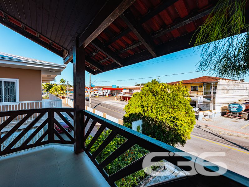 Se você está em busca de um imóvel que combine conforto, excelente localização e potencial para moradia e investimento, esse sobrado em Joinville é a opção perfeita para você! Situado no bairro Guanabara, uma das regiões mais procuradas da cidade, este imóvel oferece muito mais do que apenas um endereço incrível.

O sobrado possui uma área construída de 600 m², distribuídos em três pisos, com um total de cinco dormitórios, uma suíte espaçosa com closet e sacada privativa. Este ambiente garante conforto e privacidade, perfeito para relaxar após um longo dia. Além disso, são cinco banheiros, atendendo a todas as necessidades dos moradores e tornando este sobrado ideal para famílias grandes ou para quem busca mais espaço.

A estrutura inclui duas salas de estar, uma sala de jantar, uma sala íntima, quatro cozinhas com móveis planejados, lavabo e duas áreas de serviço. A harmonia dos espaços garante funcionalidade e praticidade, criando um ambiente acolhedor e sofisticado. Para os momentos de lazer, as cinco sacadas oferecem vistas encantadoras e oportunidades para disfrutar do clima ameno da região.

No segundo e terceiro pisos, o imóvel ainda conta com apartamentos adicionais, ideais para locação, visitantes ou para abrigar diferentes gerações de uma mesma família. 

A área externa do imóvel não deixa nada a desejar: com 872,12 m² totais de terreno, há um espaço amplo, murado e cercado que permite diversas possibilidades de uso, como a instalação de um jardim ou espaço pet. Além disso, a garagem comporta três vagas cobertas e uma descoberta, garantindo espaço para todos os veículos da casa.

Este é um imóvel que não só oferece um local acolhedor para morar, mas também uma excelente oportunidade de investimento. A localização é um dos seus maiores trunfos, estando perto de vias de acesso, transporte público, escolas, hospitais e serviços essenciais, incluindo fácil acesso a UPA, farmácias, postos de gasolina e supermercados.

Imóvel que permite animais e está estrategicamente posicionado, pronto para receber sua família ou para ser explorado como uma interessante fonte de renda. Não perca esta oportunidade única no mercado imobiliário de Joinville! Entre em contato conosco para mais informações e agende uma visita. Venha conhecer este sobrado que reúne as melhores características para viver bem e investir com segurança!
 
636 NEGÓCIOS IMOBILIÁRIOS: A SUA MELHOR ESCOLHA
Com mais de 30 anos de experiência, a 636 Negócios Imobiliários é sua parceira ideal para encontrar o imóvel perfeito. Estamos prontos para ajudá-lo a fazer deste imóvel o seu novo lar.
 
Telefone: (47) 3451-0636
WhatsApp: (47) 99190-0636
 
Não perca esta oportunidade única. Visite nosso site para mais informações: i636.com.br