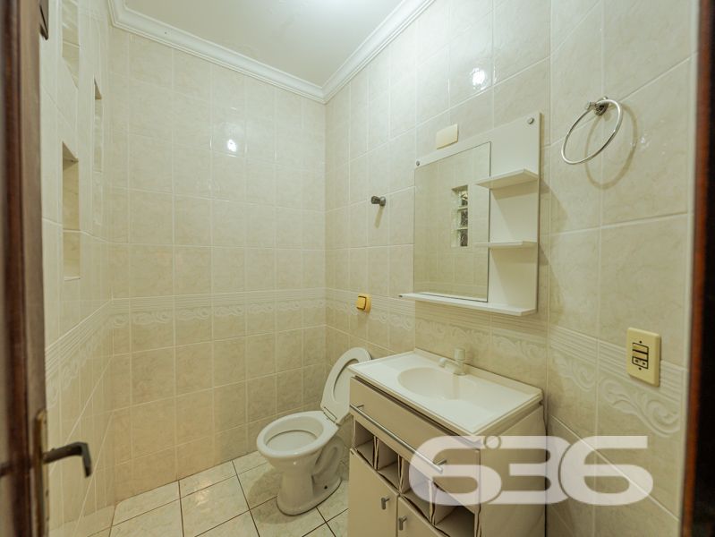 Se você está em busca de um imóvel que combine conforto, excelente localização e potencial para moradia e investimento, esse sobrado em Joinville é a opção perfeita para você! Situado no bairro Guanabara, uma das regiões mais procuradas da cidade, este imóvel oferece muito mais do que apenas um endereço incrível.

O sobrado possui uma área construída de 600 m², distribuídos em três pisos, com um total de cinco dormitórios, uma suíte espaçosa com closet e sacada privativa. Este ambiente garante conforto e privacidade, perfeito para relaxar após um longo dia. Além disso, são cinco banheiros, atendendo a todas as necessidades dos moradores e tornando este sobrado ideal para famílias grandes ou para quem busca mais espaço.

A estrutura inclui duas salas de estar, uma sala de jantar, uma sala íntima, quatro cozinhas com móveis planejados, lavabo e duas áreas de serviço. A harmonia dos espaços garante funcionalidade e praticidade, criando um ambiente acolhedor e sofisticado. Para os momentos de lazer, as cinco sacadas oferecem vistas encantadoras e oportunidades para disfrutar do clima ameno da região.

No segundo e terceiro pisos, o imóvel ainda conta com apartamentos adicionais, ideais para locação, visitantes ou para abrigar diferentes gerações de uma mesma família. 

A área externa do imóvel não deixa nada a desejar: com 872,12 m² totais de terreno, há um espaço amplo, murado e cercado que permite diversas possibilidades de uso, como a instalação de um jardim ou espaço pet. Além disso, a garagem comporta três vagas cobertas e uma descoberta, garantindo espaço para todos os veículos da casa.

Este é um imóvel que não só oferece um local acolhedor para morar, mas também uma excelente oportunidade de investimento. A localização é um dos seus maiores trunfos, estando perto de vias de acesso, transporte público, escolas, hospitais e serviços essenciais, incluindo fácil acesso a UPA, farmácias, postos de gasolina e supermercados.

Imóvel que permite animais e está estrategicamente posicionado, pronto para receber sua família ou para ser explorado como uma interessante fonte de renda. Não perca esta oportunidade única no mercado imobiliário de Joinville! Entre em contato conosco para mais informações e agende uma visita. Venha conhecer este sobrado que reúne as melhores características para viver bem e investir com segurança!
 
636 NEGÓCIOS IMOBILIÁRIOS: A SUA MELHOR ESCOLHA
Com mais de 30 anos de experiência, a 636 Negócios Imobiliários é sua parceira ideal para encontrar o imóvel perfeito. Estamos prontos para ajudá-lo a fazer deste imóvel o seu novo lar.
 
Telefone: (47) 3451-0636
WhatsApp: (47) 99190-0636
 
Não perca esta oportunidade única. Visite nosso site para mais informações: i636.com.br