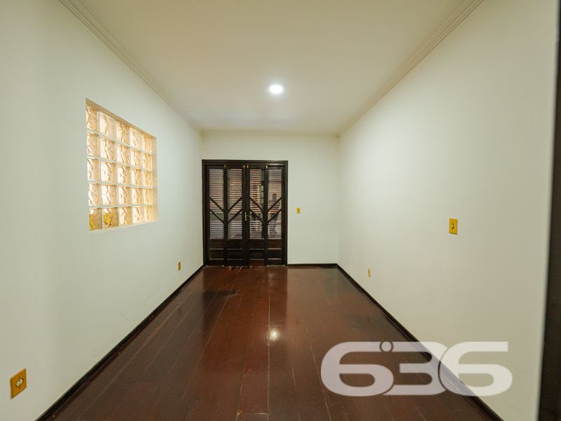 Se você está em busca de um imóvel que combine conforto, excelente localização e potencial para moradia e investimento, esse sobrado em Joinville é a opção perfeita para você! Situado no bairro Guanabara, uma das regiões mais procuradas da cidade, este imóvel oferece muito mais do que apenas um endereço incrível.

O sobrado possui uma área construída de 600 m², distribuídos em três pisos, com um total de cinco dormitórios, uma suíte espaçosa com closet e sacada privativa. Este ambiente garante conforto e privacidade, perfeito para relaxar após um longo dia. Além disso, são cinco banheiros, atendendo a todas as necessidades dos moradores e tornando este sobrado ideal para famílias grandes ou para quem busca mais espaço.

A estrutura inclui duas salas de estar, uma sala de jantar, uma sala íntima, quatro cozinhas com móveis planejados, lavabo e duas áreas de serviço. A harmonia dos espaços garante funcionalidade e praticidade, criando um ambiente acolhedor e sofisticado. Para os momentos de lazer, as cinco sacadas oferecem vistas encantadoras e oportunidades para disfrutar do clima ameno da região.

No segundo e terceiro pisos, o imóvel ainda conta com apartamentos adicionais, ideais para locação, visitantes ou para abrigar diferentes gerações de uma mesma família. 

A área externa do imóvel não deixa nada a desejar: com 872,12 m² totais de terreno, há um espaço amplo, murado e cercado que permite diversas possibilidades de uso, como a instalação de um jardim ou espaço pet. Além disso, a garagem comporta três vagas cobertas e uma descoberta, garantindo espaço para todos os veículos da casa.

Este é um imóvel que não só oferece um local acolhedor para morar, mas também uma excelente oportunidade de investimento. A localização é um dos seus maiores trunfos, estando perto de vias de acesso, transporte público, escolas, hospitais e serviços essenciais, incluindo fácil acesso a UPA, farmácias, postos de gasolina e supermercados.

Imóvel que permite animais e está estrategicamente posicionado, pronto para receber sua família ou para ser explorado como uma interessante fonte de renda. Não perca esta oportunidade única no mercado imobiliário de Joinville! Entre em contato conosco para mais informações e agende uma visita. Venha conhecer este sobrado que reúne as melhores características para viver bem e investir com segurança!
 
636 NEGÓCIOS IMOBILIÁRIOS: A SUA MELHOR ESCOLHA
Com mais de 30 anos de experiência, a 636 Negócios Imobiliários é sua parceira ideal para encontrar o imóvel perfeito. Estamos prontos para ajudá-lo a fazer deste imóvel o seu novo lar.
 
Telefone: (47) 3451-0636
WhatsApp: (47) 99190-0636
 
Não perca esta oportunidade única. Visite nosso site para mais informações: i636.com.br
